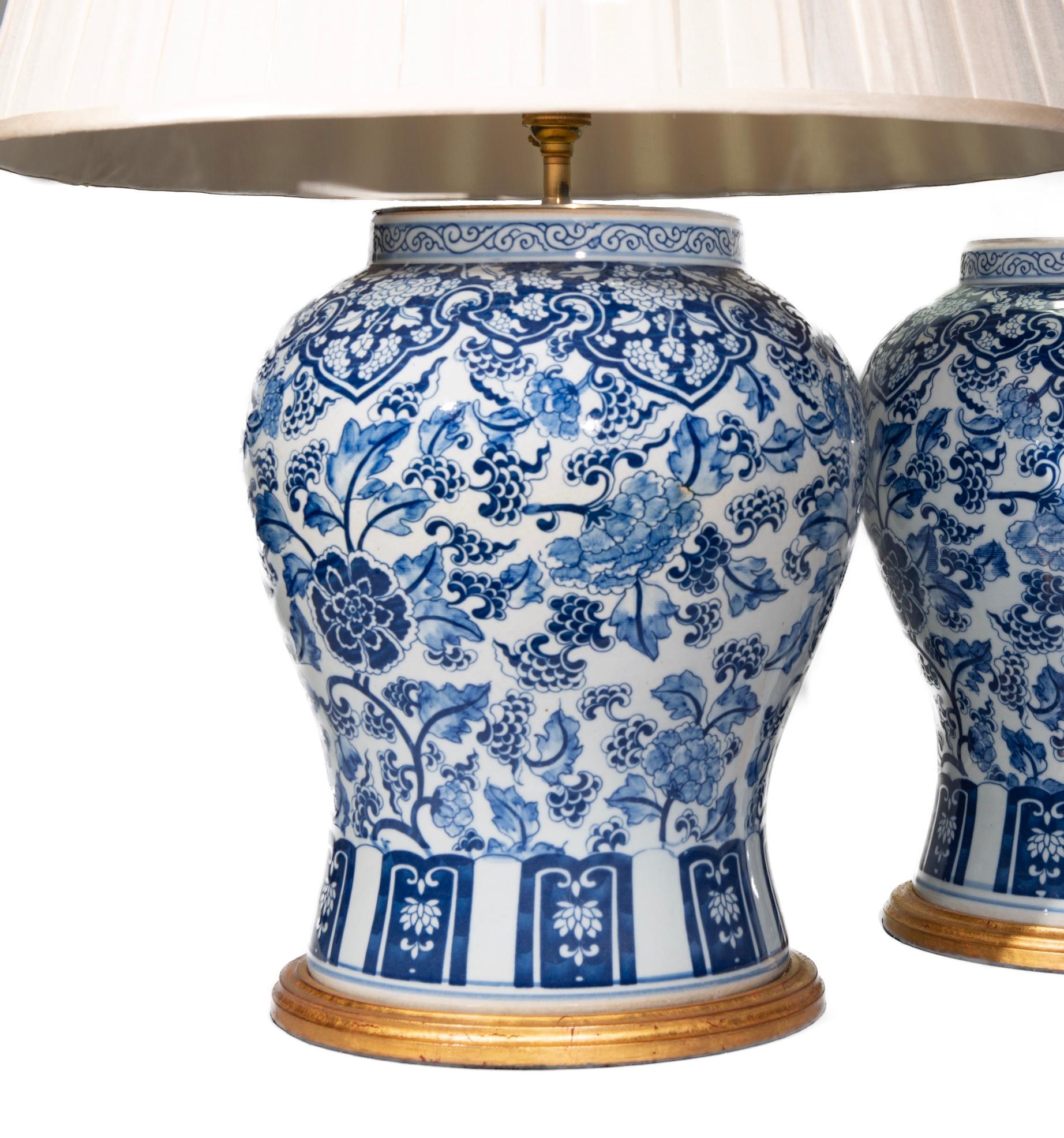 Pareja de lámparas de sobremesa de porcelana china azul y blanca del siglo XX con tarro del templo Chino en venta