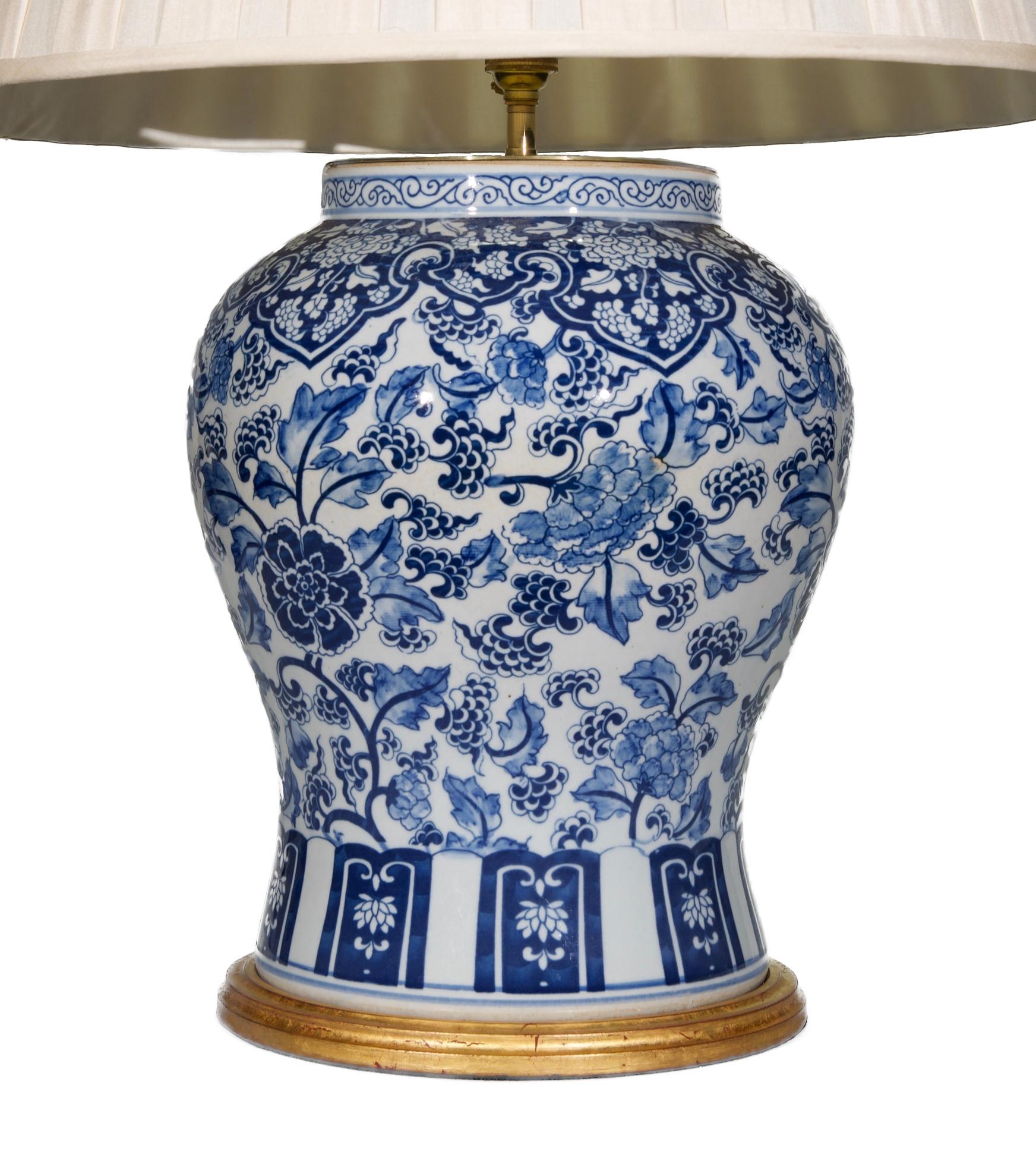 Pareja de lámparas de sobremesa de porcelana china azul y blanca del siglo XX con tarro del templo Glaseado en venta