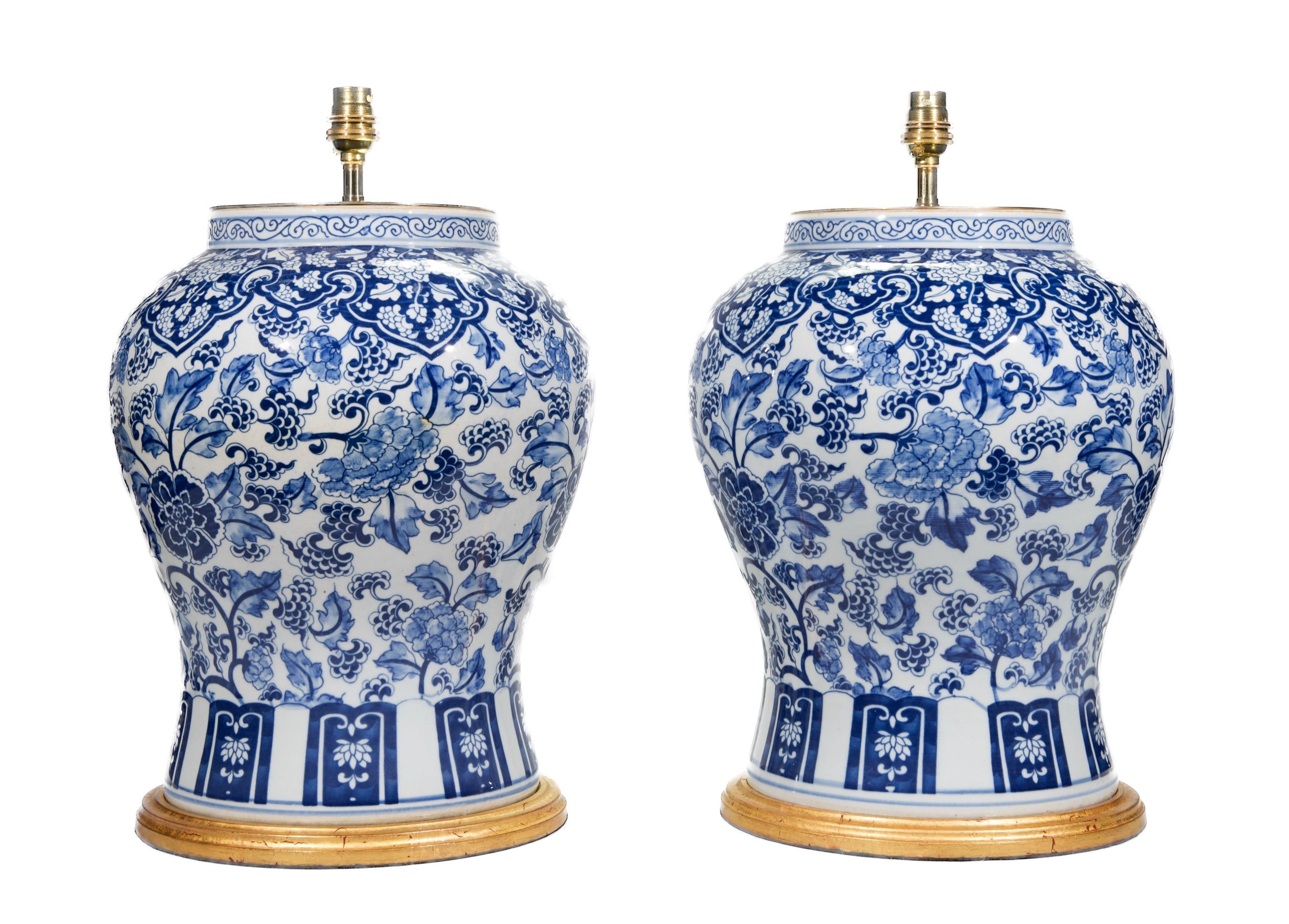 Pareja de lámparas de sobremesa de porcelana china azul y blanca del siglo XX con tarro del templo en Bueno estado para la venta en London, GB