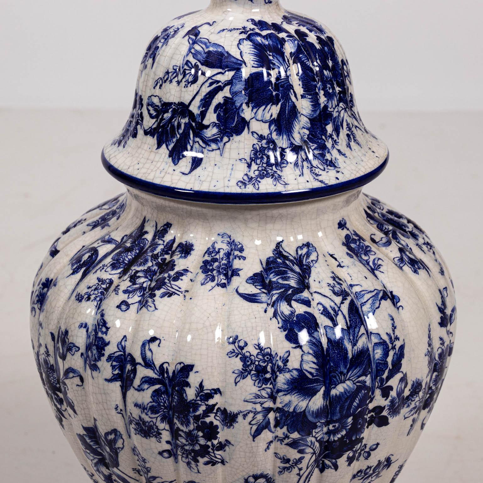 Paar blaue und weiße chinesische Tempelkrug-Tischlampen im Angebot 5
