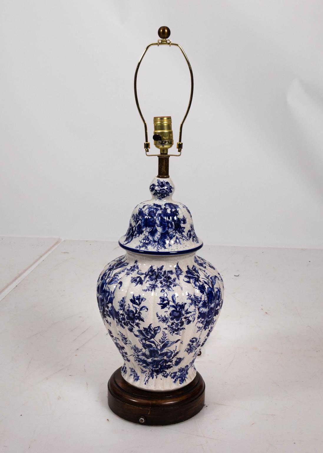 Paar blaue und weiße chinesische Tempelkrug-Tischlampen im Zustand „Gut“ im Angebot in Stamford, CT