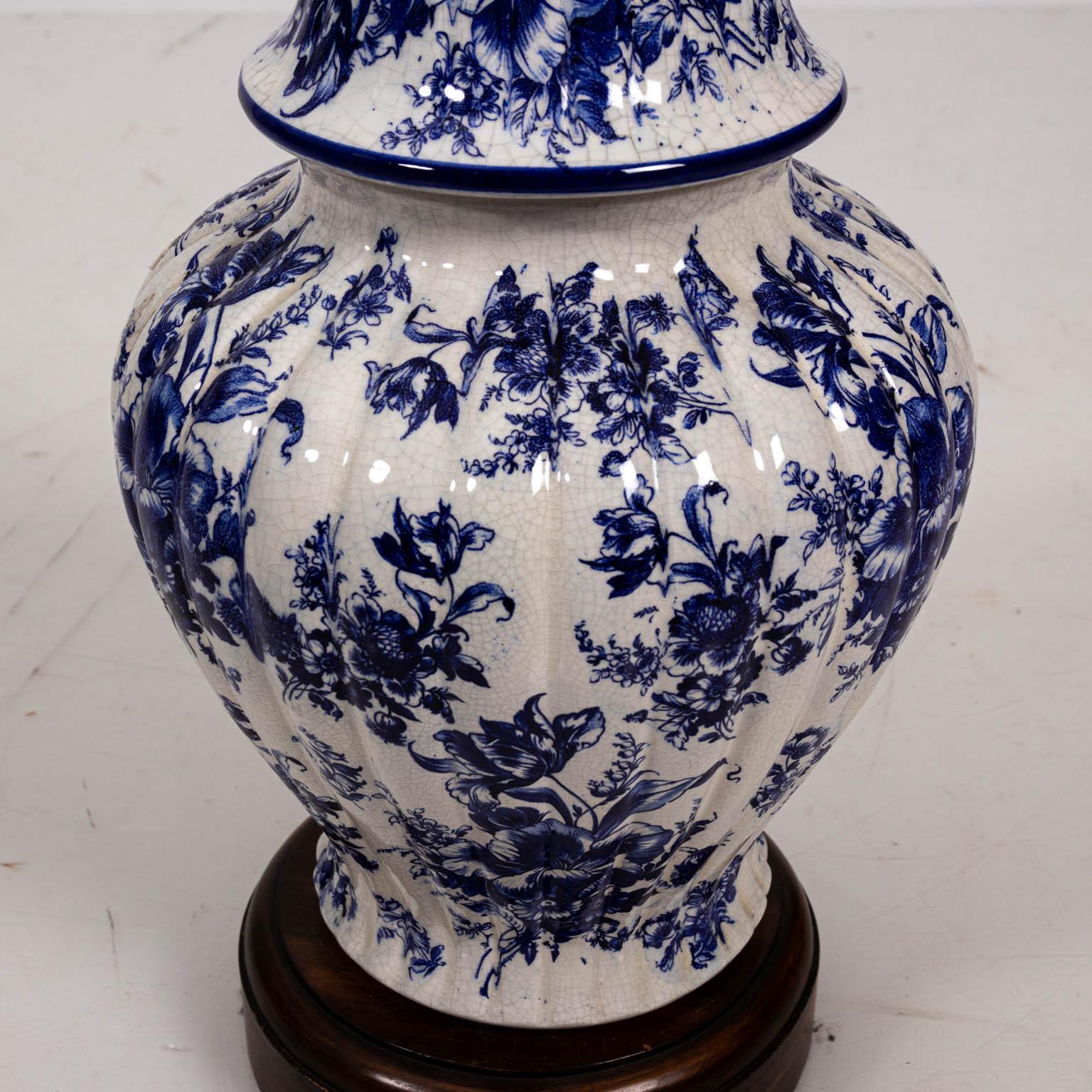 Paar blaue und weiße chinesische Tempelkrug-Tischlampen (Keramik) im Angebot