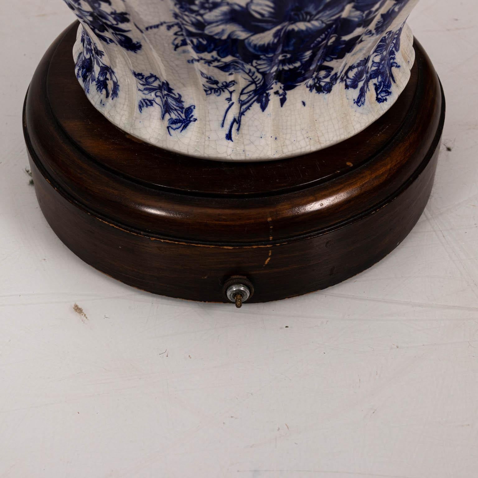Paar blaue und weiße chinesische Tempelkrug-Tischlampen im Angebot 1