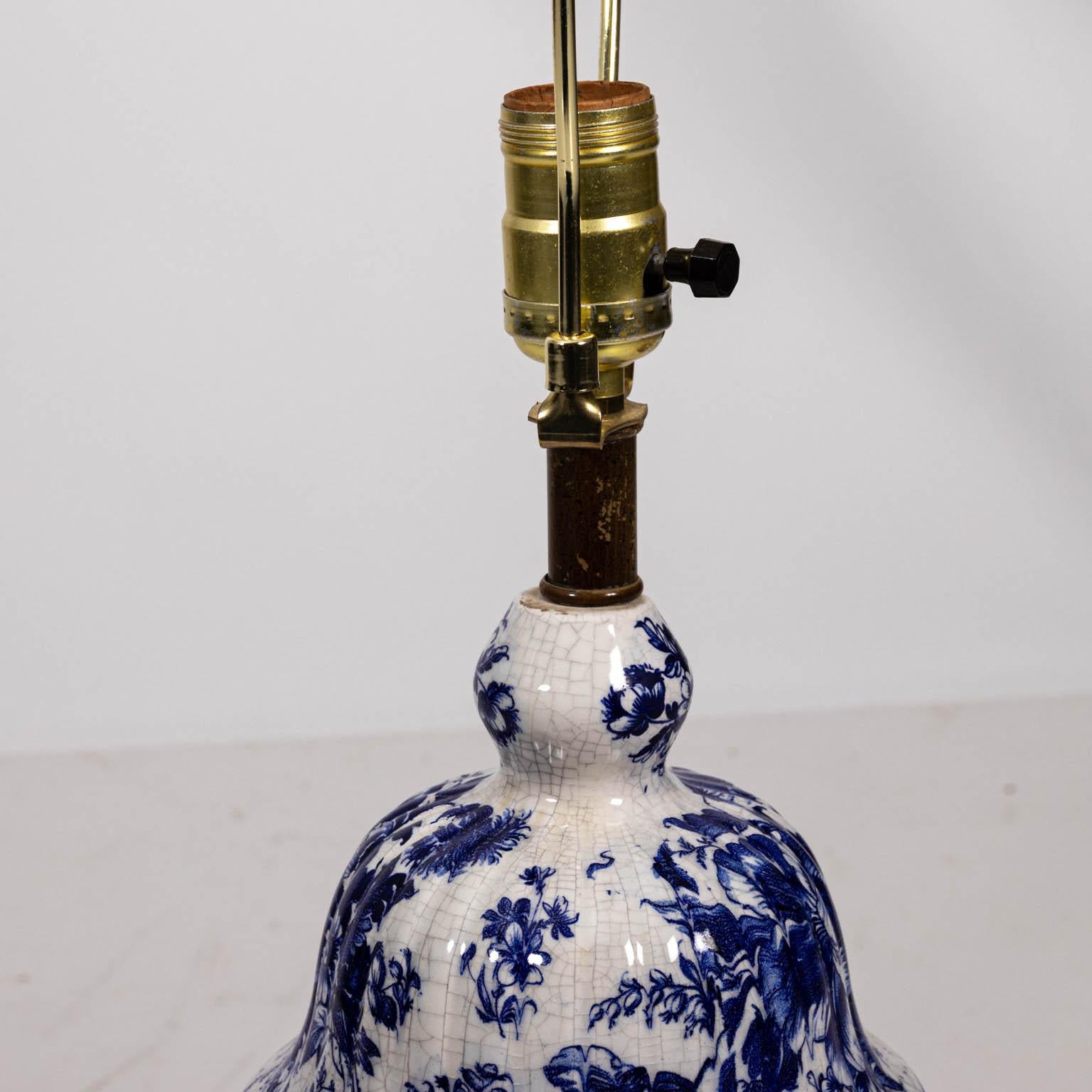 Paar blaue und weiße chinesische Tempelkrug-Tischlampen im Angebot 2