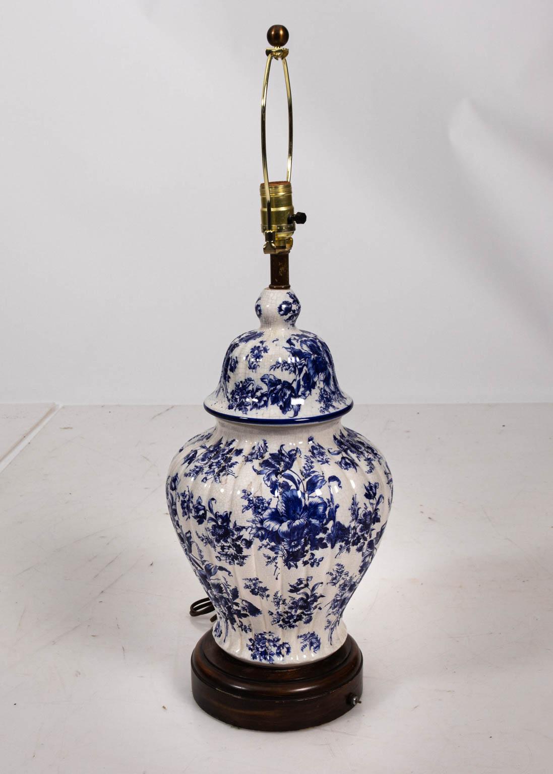 Paar blaue und weiße chinesische Tempelkrug-Tischlampen im Angebot 3