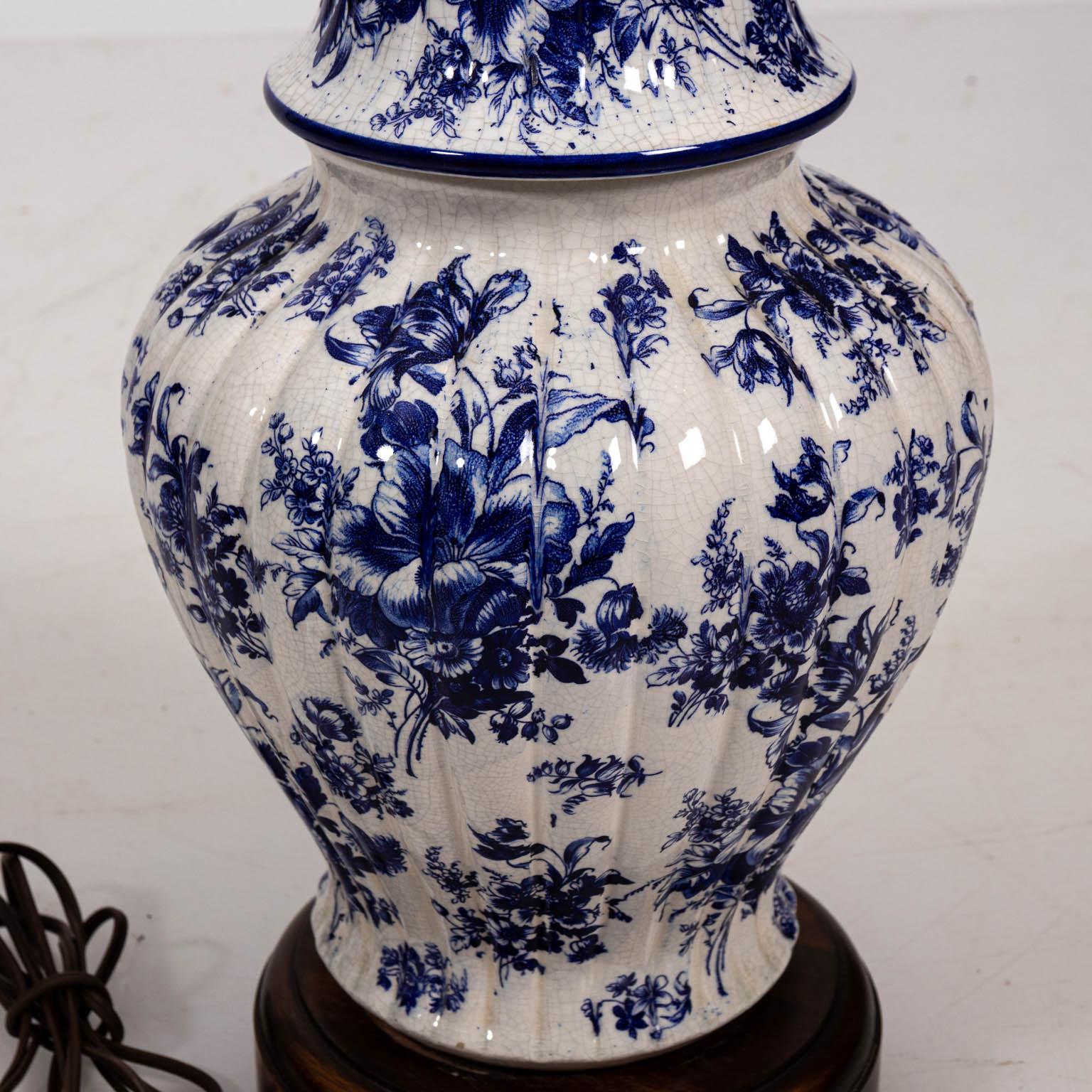Paar blaue und weiße chinesische Tempelkrug-Tischlampen im Angebot 4