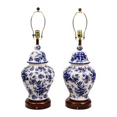 Paar blaue und weiße chinesische Tempelkrug-Tischlampen