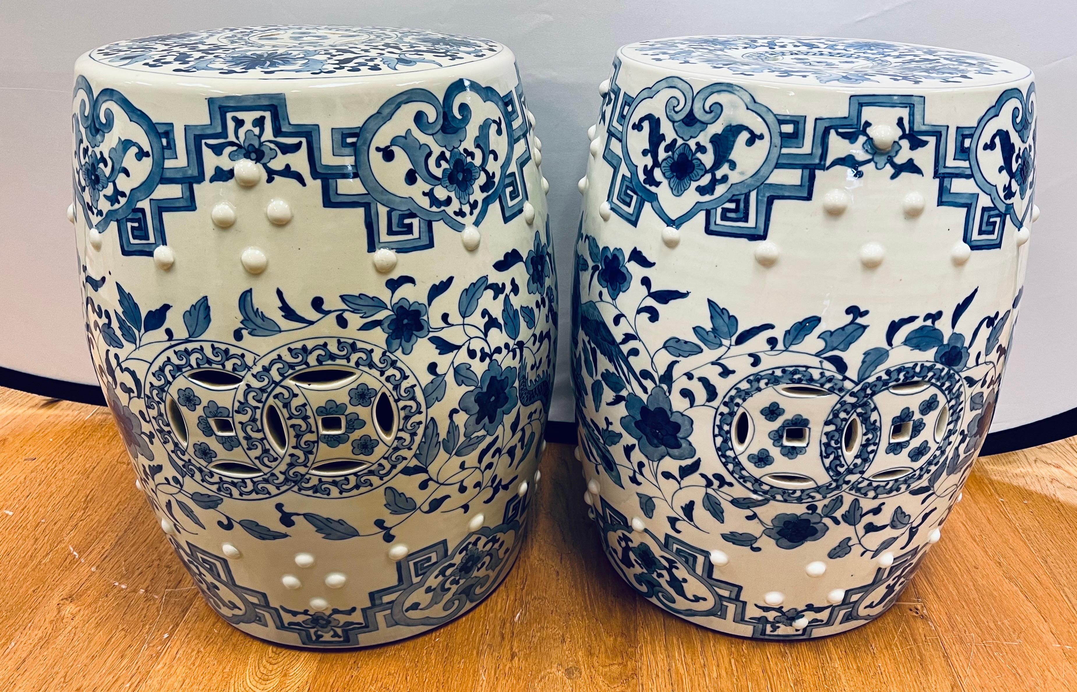 Pair of Blue and White Chinoiserie Chinese Porcelain Ceramic Garden Stools In Good Condition In West Hartford, CT