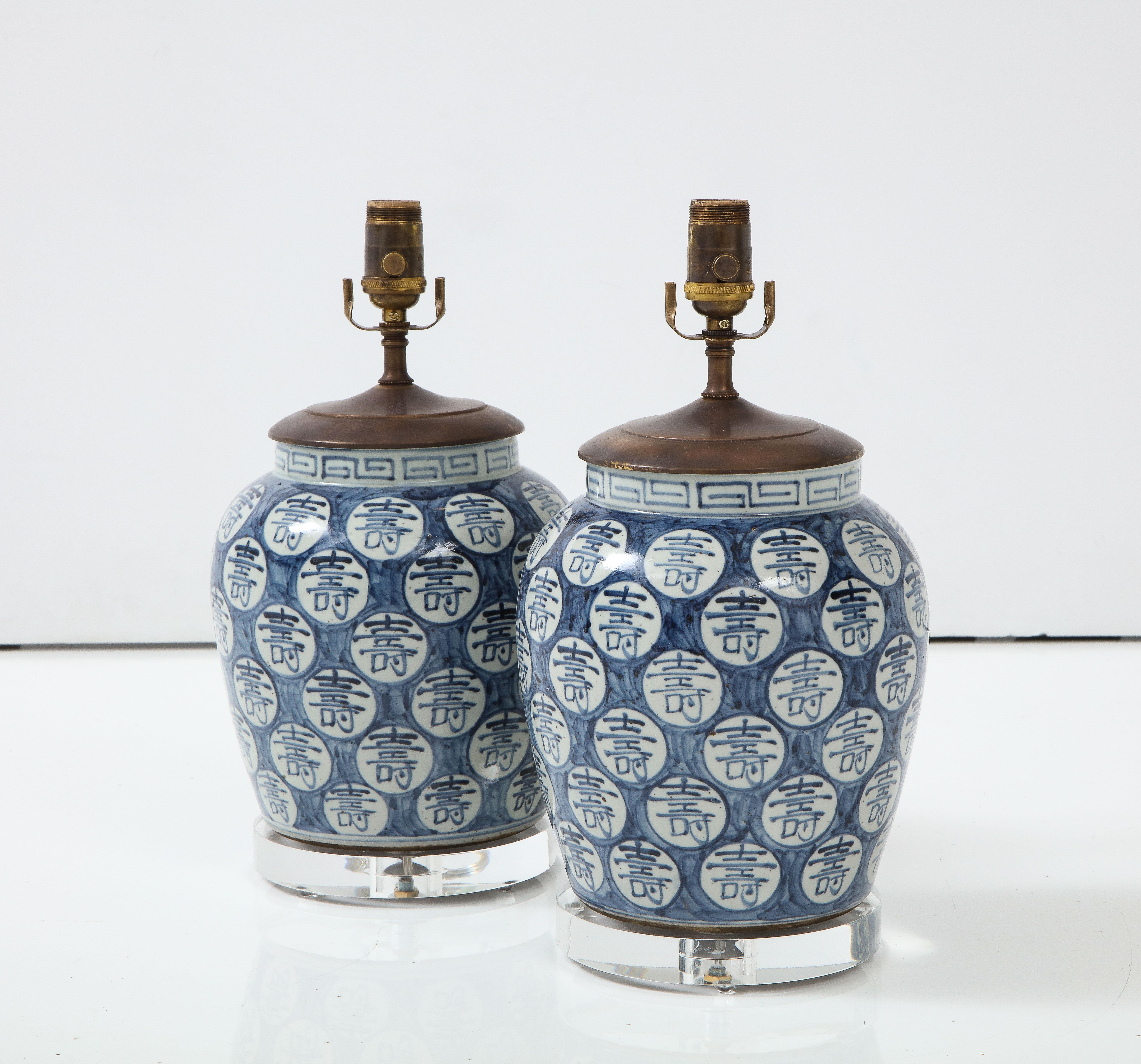 Pair of Blue and White Chinoiserie Lamps with Lucite Base In Excellent Condition In New York, NY
