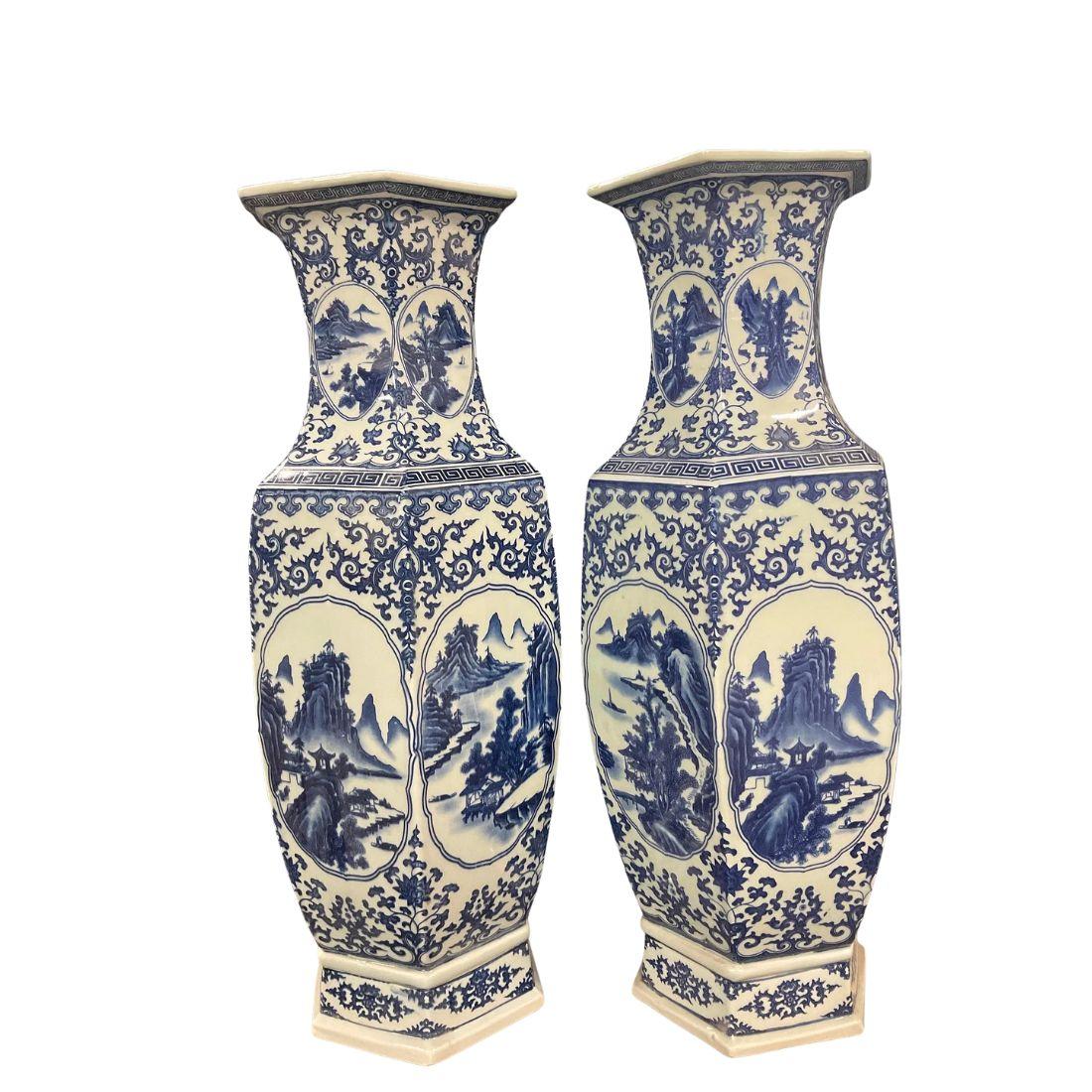 Cineserie Coppia di urne in porcellana blu e bianca firmate Chinoiserie in vendita