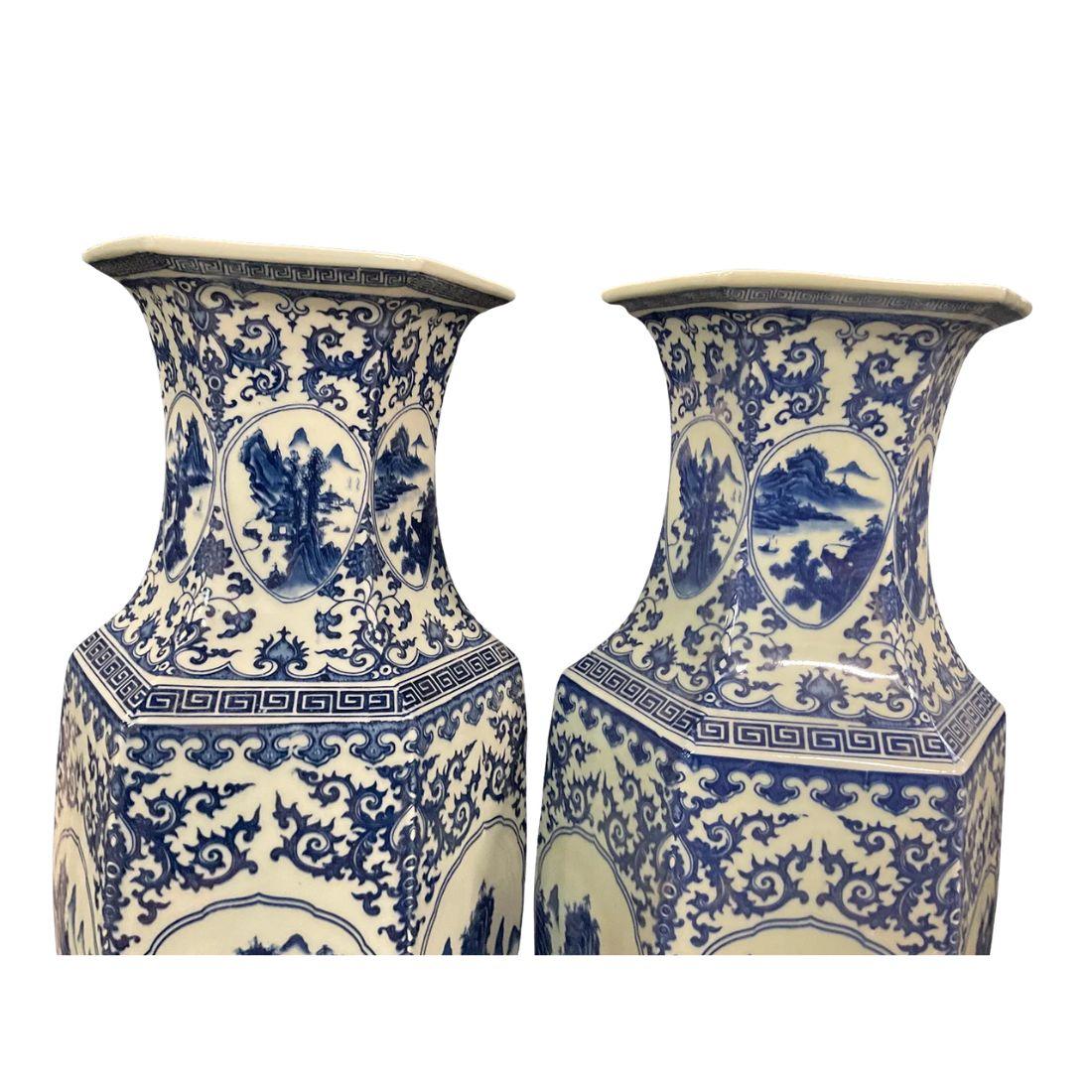 Coppia di urne in porcellana blu e bianca firmate Chinoiserie In condizioni buone in vendita a Locust Valley, NY