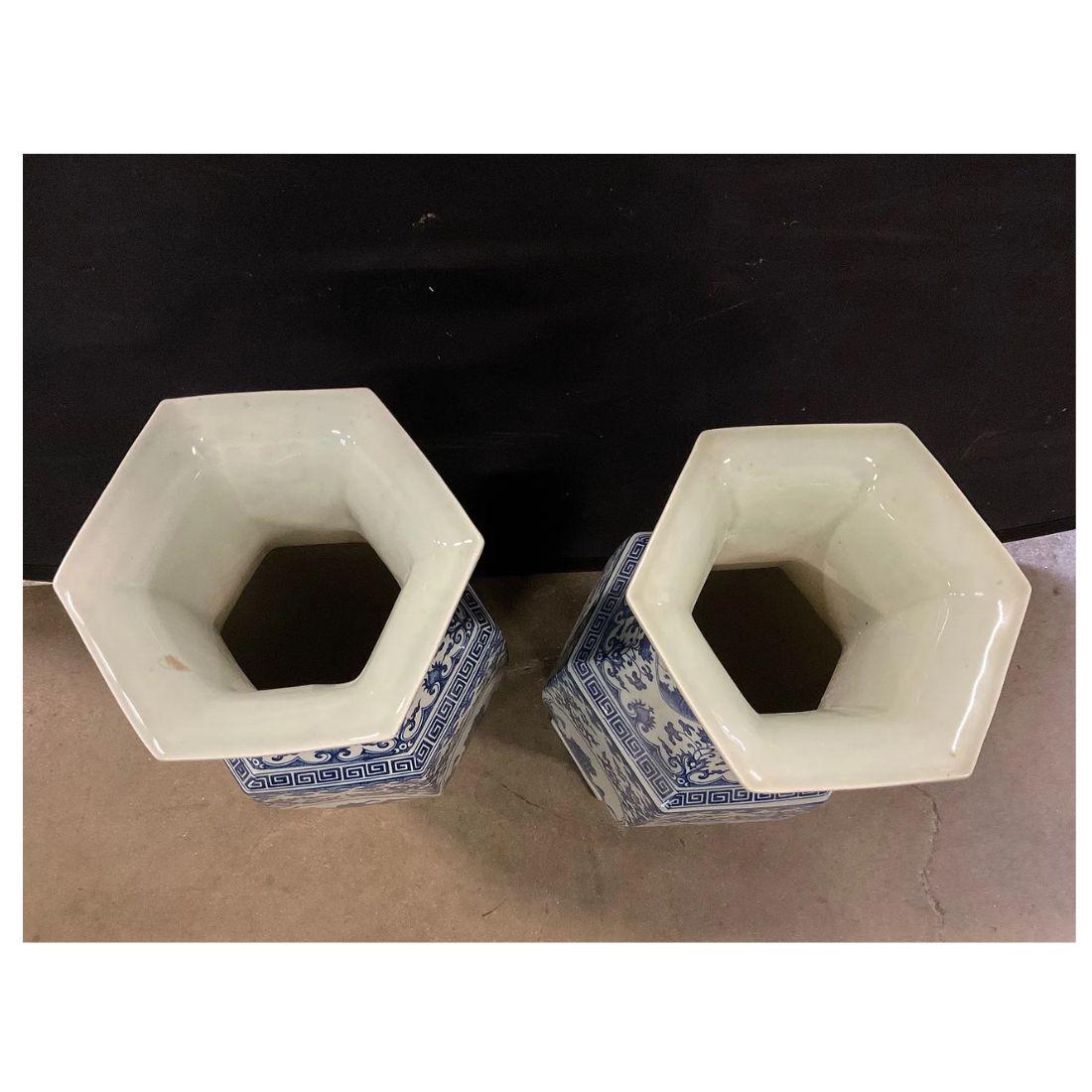 XX secolo Coppia di urne in porcellana blu e bianca firmate Chinoiserie in vendita