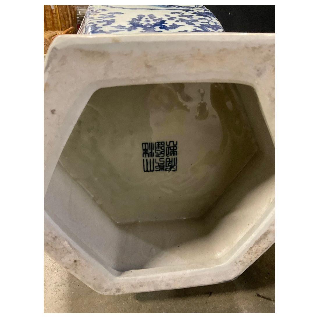 Porcellana Coppia di urne in porcellana blu e bianca firmate Chinoiserie in vendita