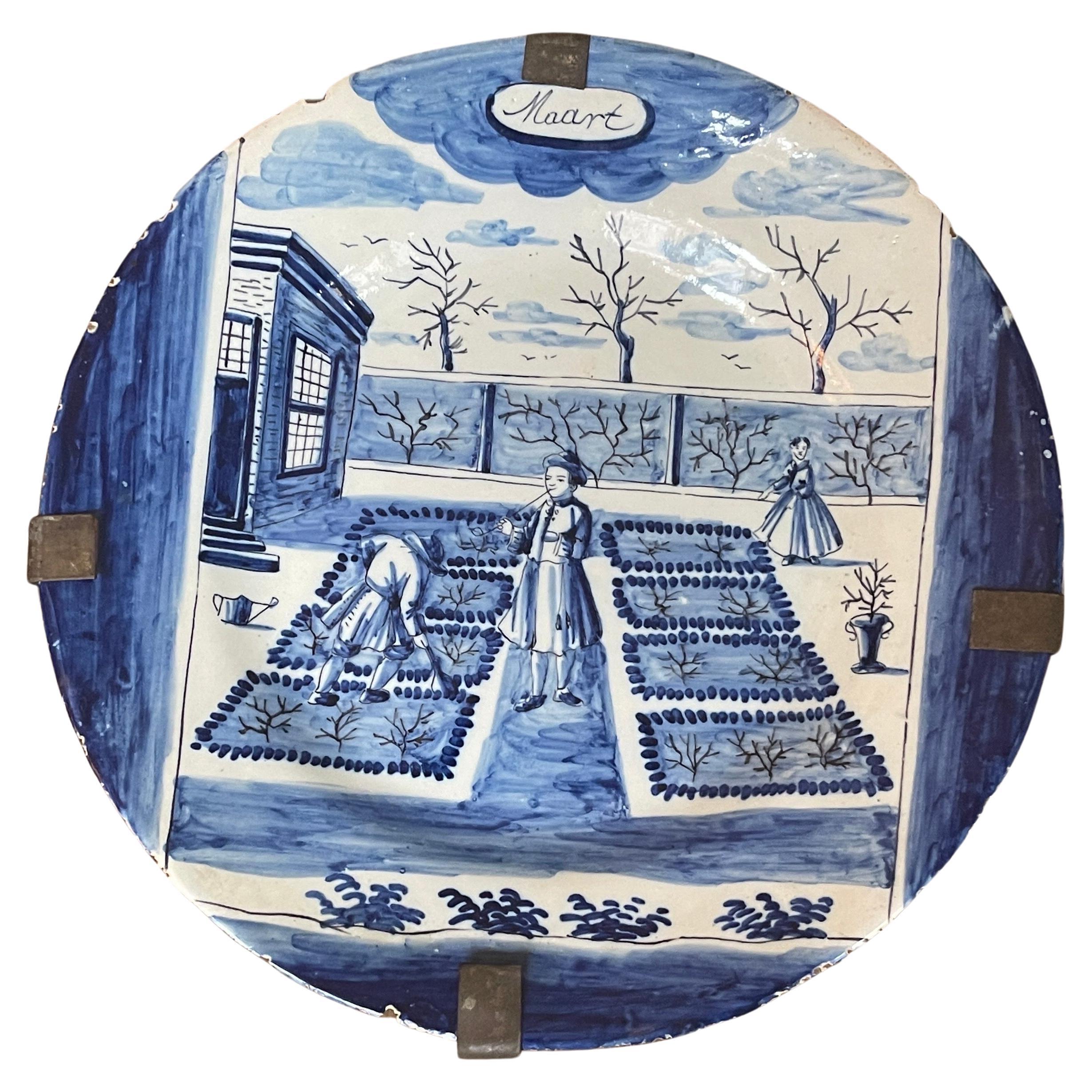 Baroque Paire d'assiettes à calendrier de Delft bleues et blanches en vente