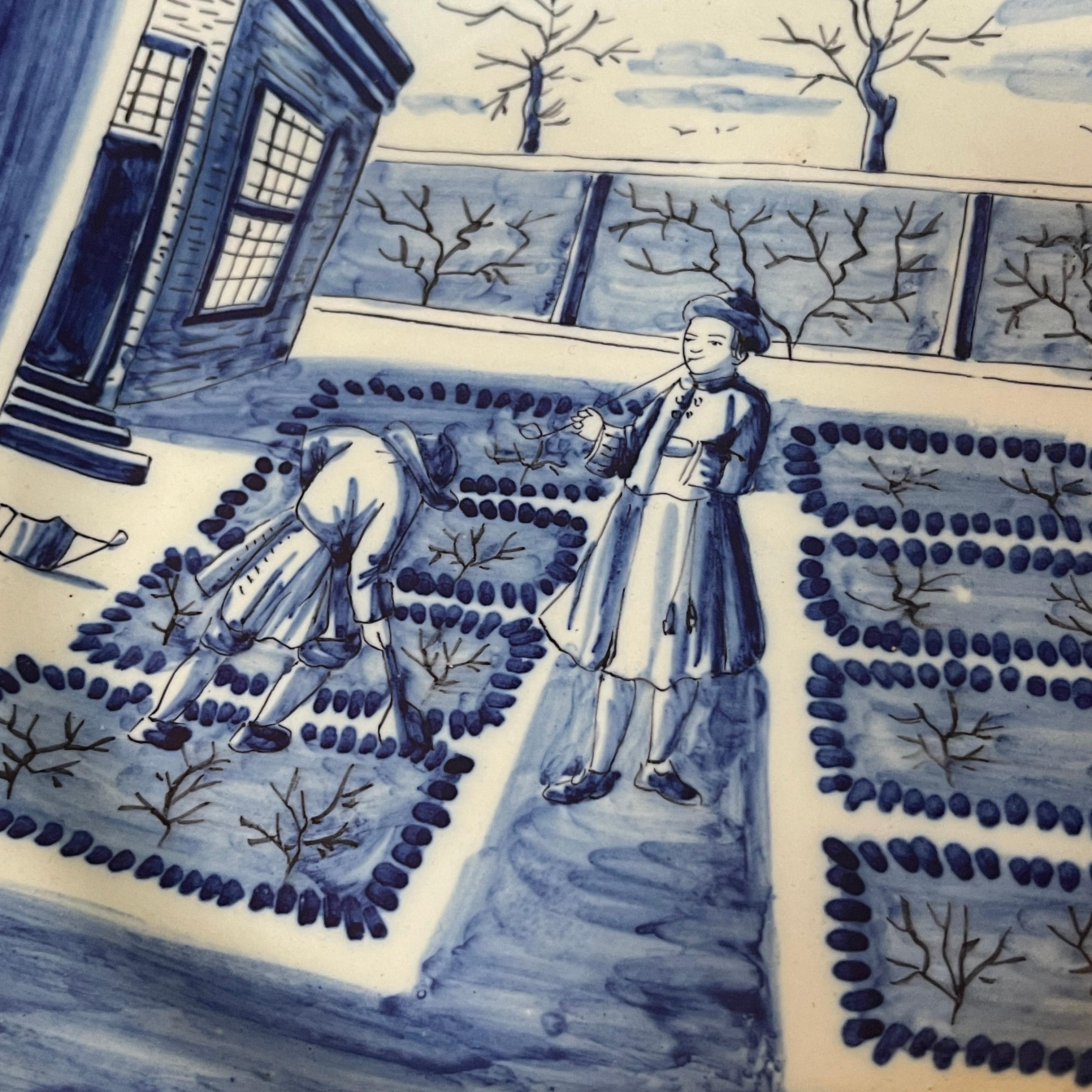 XVIIIe siècle Paire d'assiettes à calendrier de Delft bleues et blanches en vente