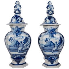 Paire de vases de manteau en Delft bleu et blanc fabriqués par De Klaauw vers 1780