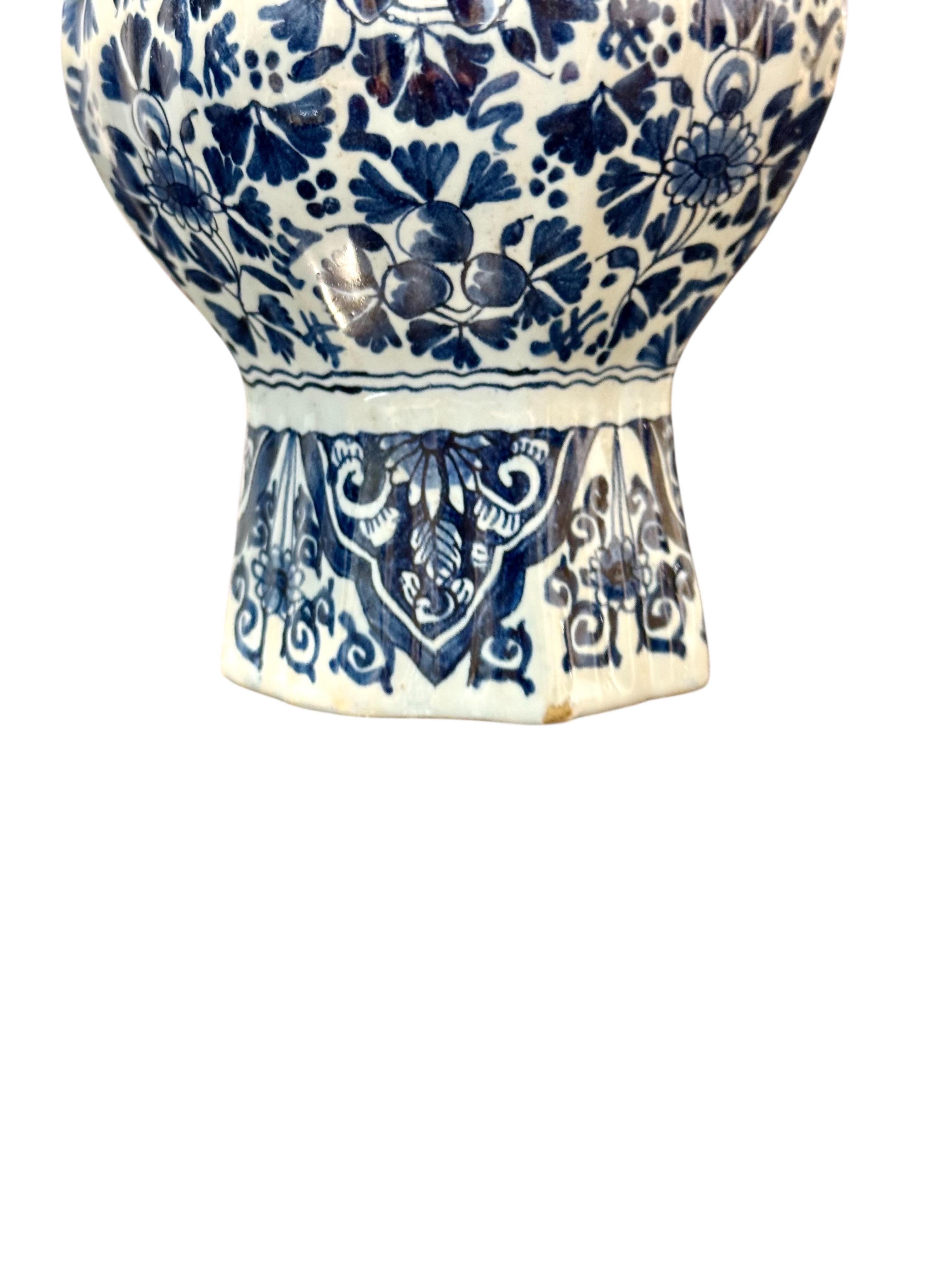 Paire de vases octogonaux à couvercle en Delft bleu et blanc, marqués J.V. en vente 3