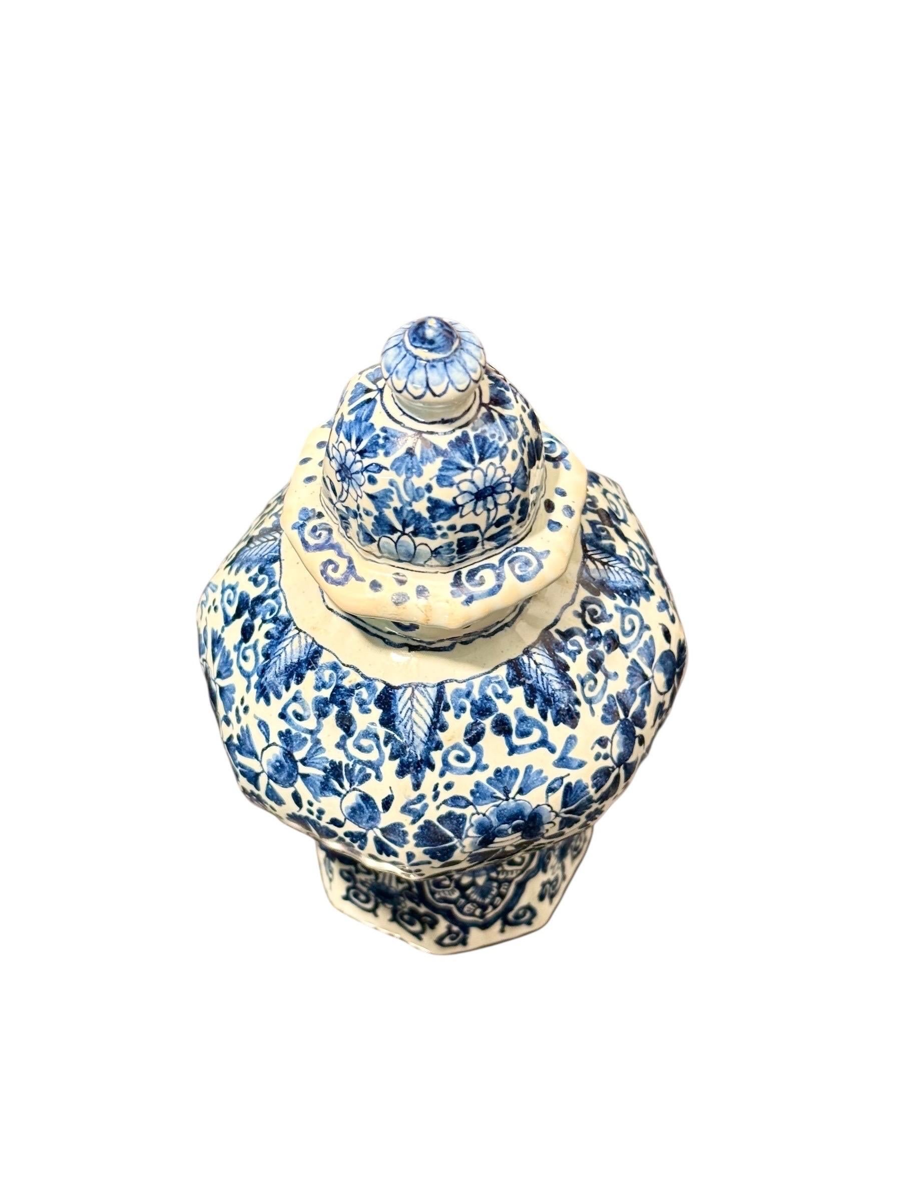 Paire de vases octogonaux à couvercle en Delft bleu et blanc, marqués J.V. en vente 4