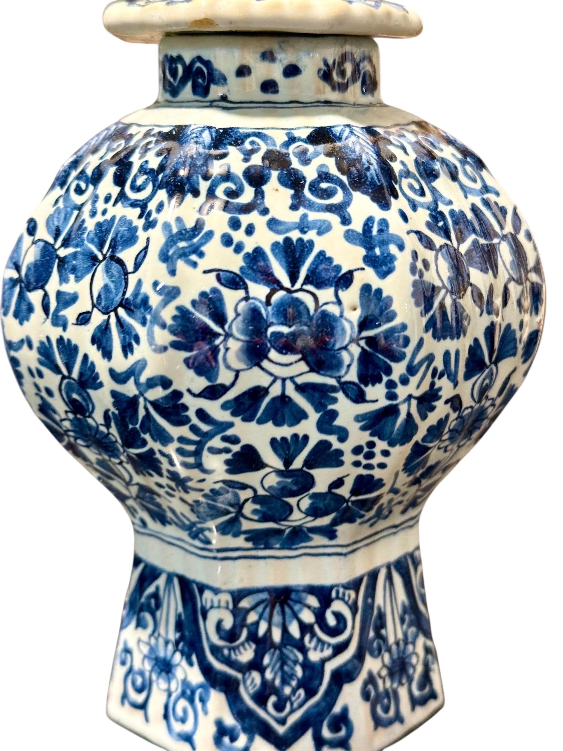 Paire de vases octogonaux à couvercle en Delft bleu et blanc, marqués J.V. en vente 5