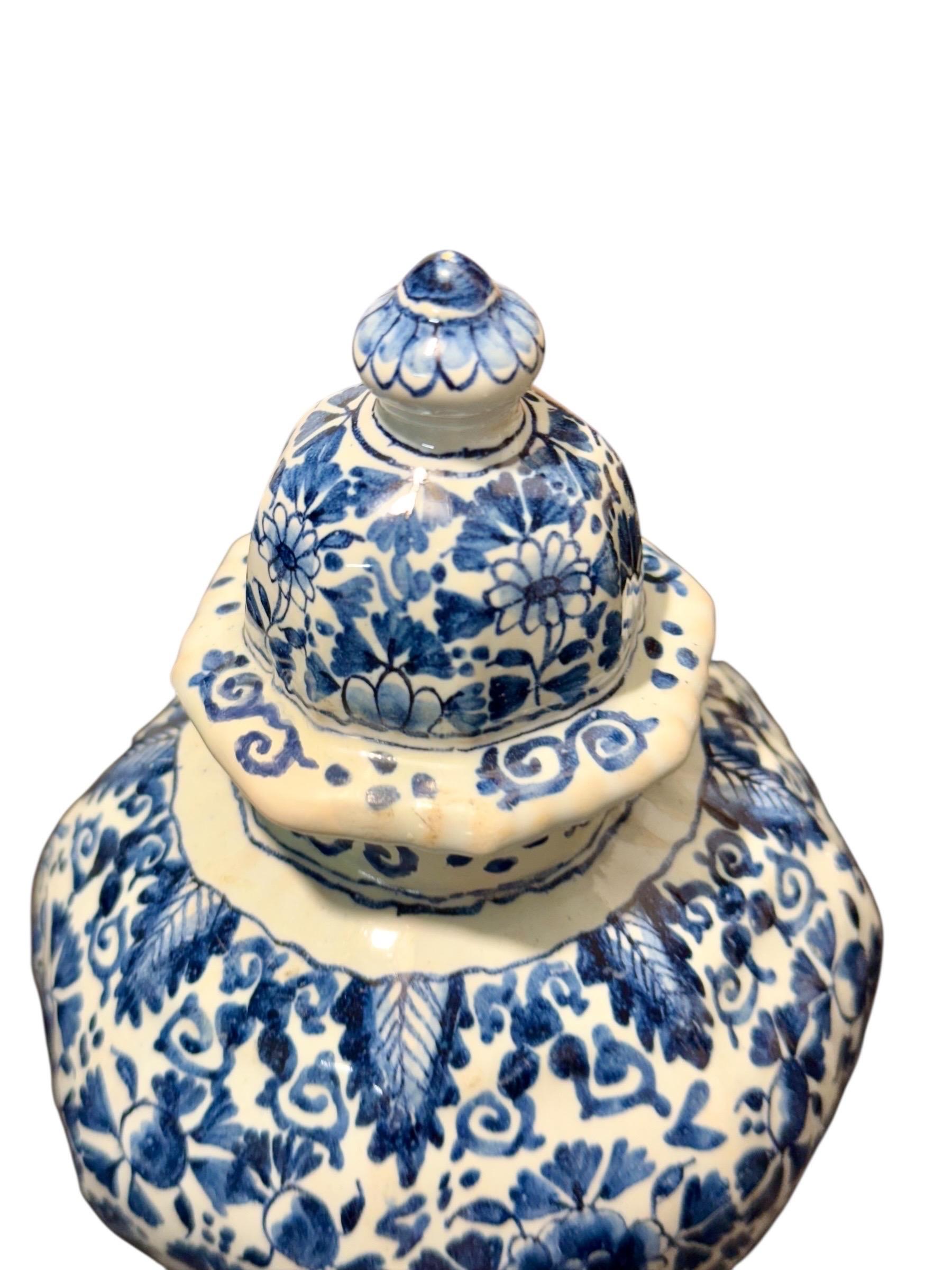 Paire de vases octogonaux à couvercle en Delft bleu et blanc, marqués J.V. en vente 6