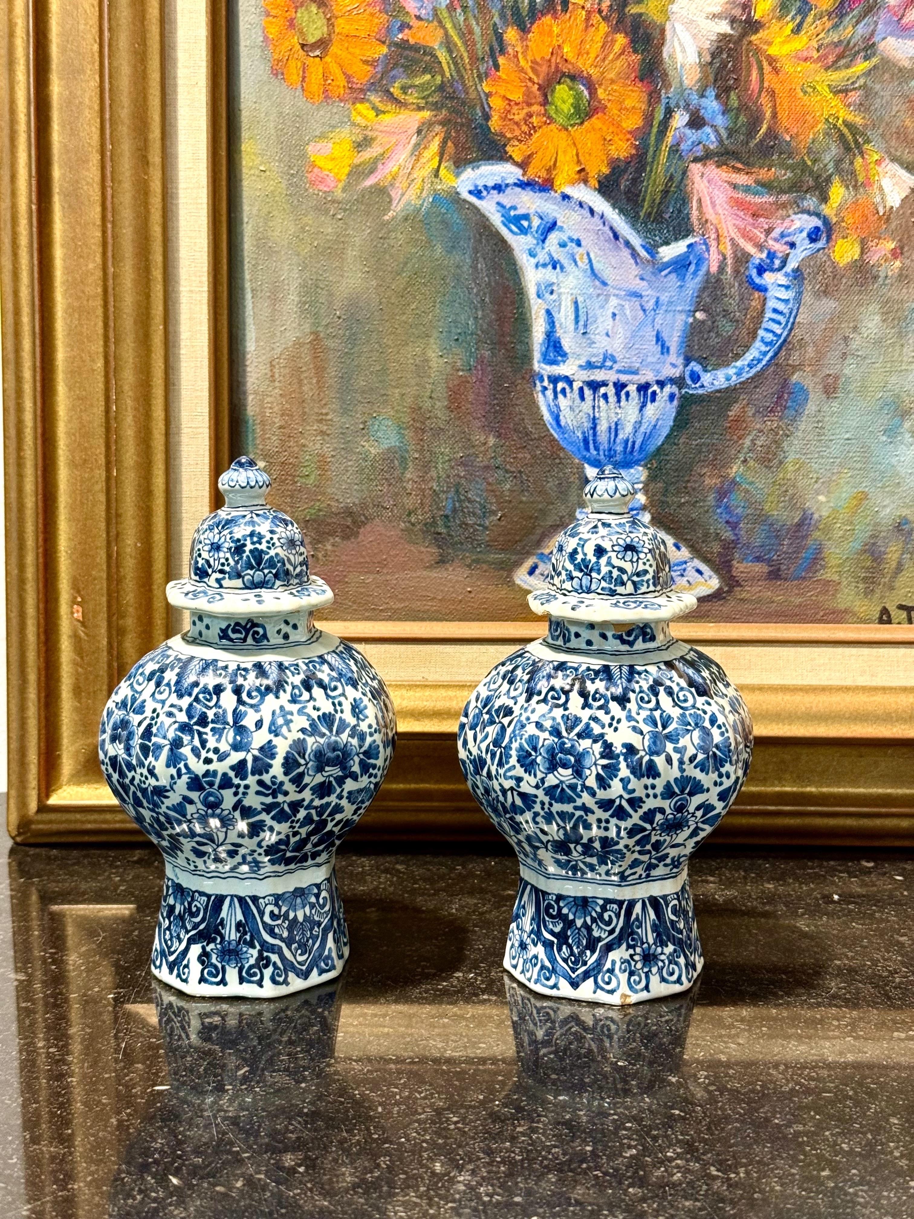 Paire de vases octogonaux à couvercle en Delft bleu et blanc, marqués J.V. en vente 7