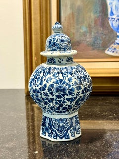 Pareja de jarrones octogonales de Delft, azules y blancos, con tapa, marcados J.V.