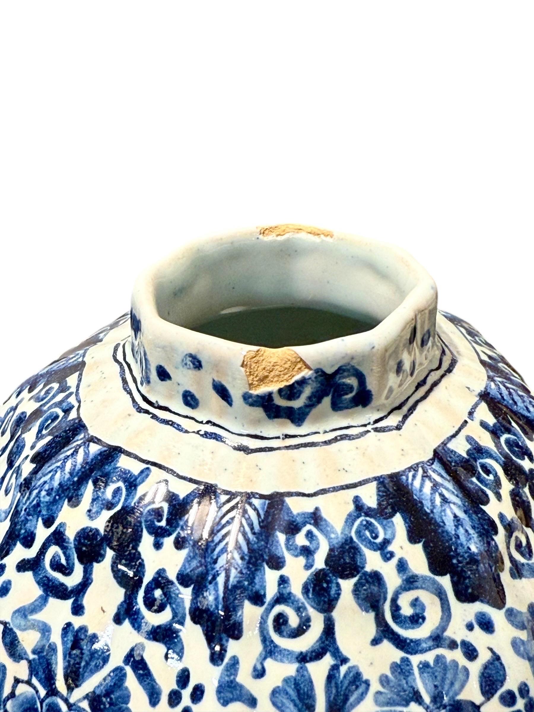 Néerlandais Paire de vases octogonaux à couvercle en Delft bleu et blanc, marqués J.V. en vente