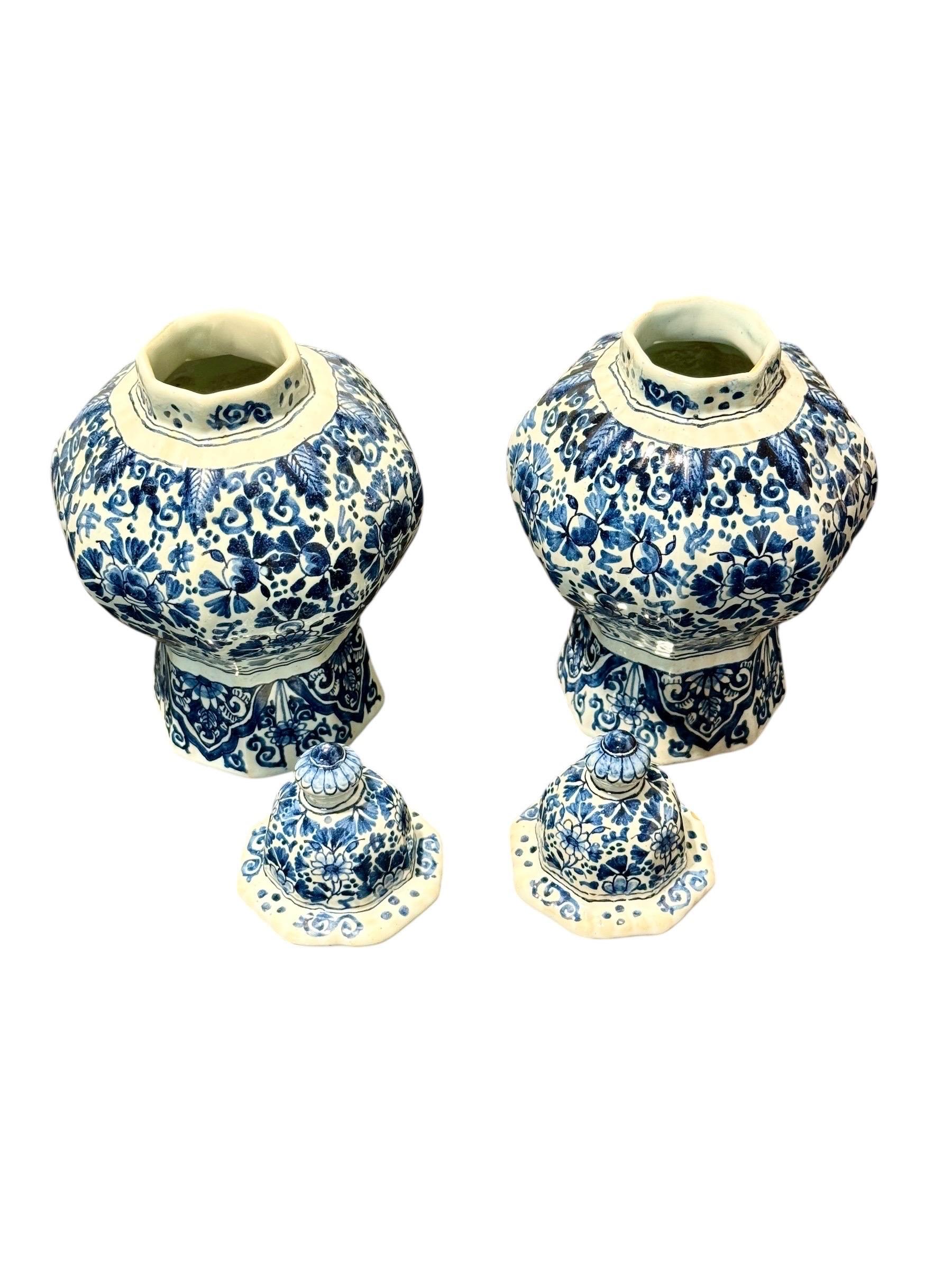 Émaillé Paire de vases octogonaux à couvercle en Delft bleu et blanc, marqués J.V. en vente