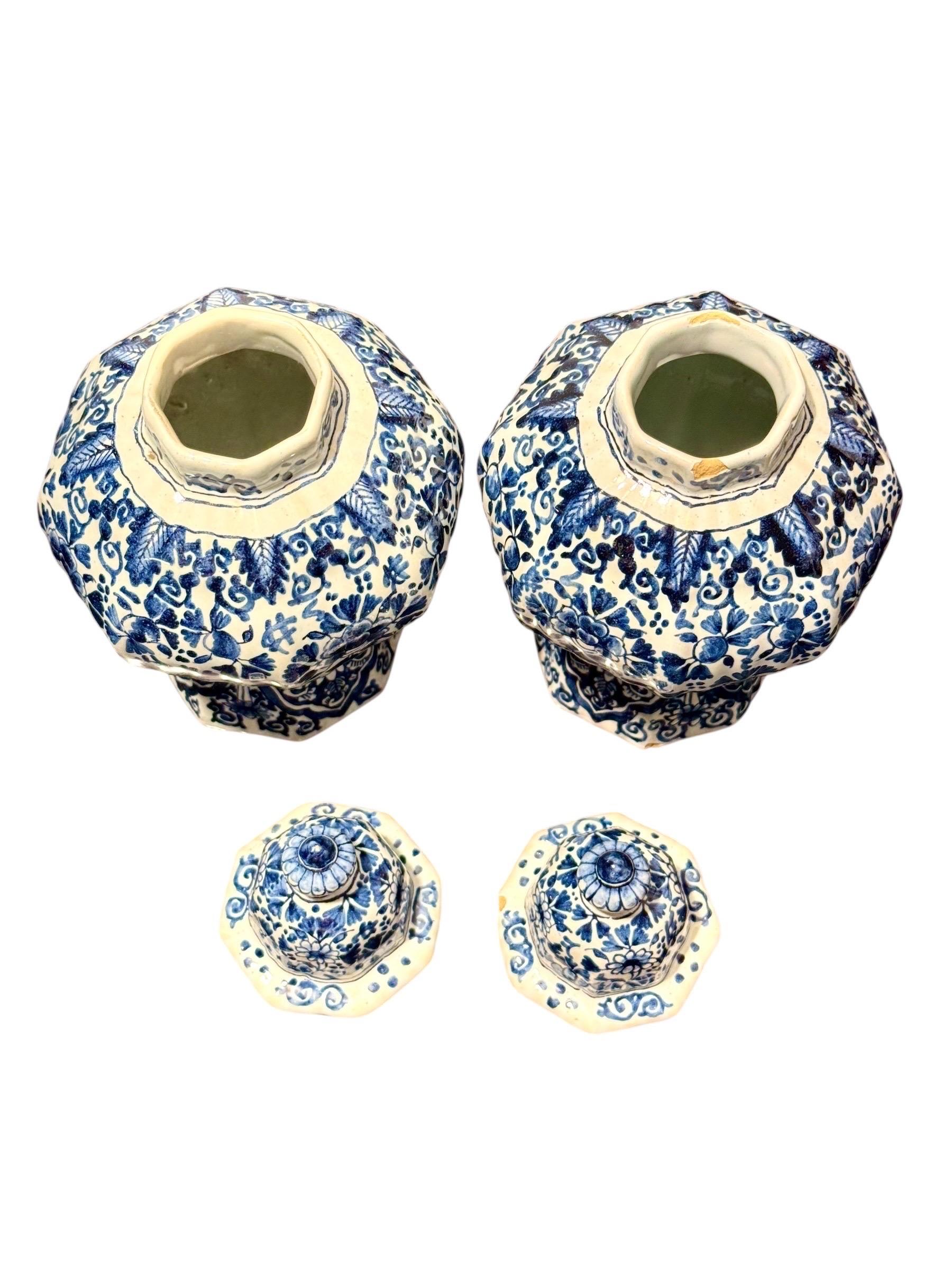 Paire de vases octogonaux à couvercle en Delft bleu et blanc, marqués J.V. Bon état - En vente à LA CIOTAT, FR