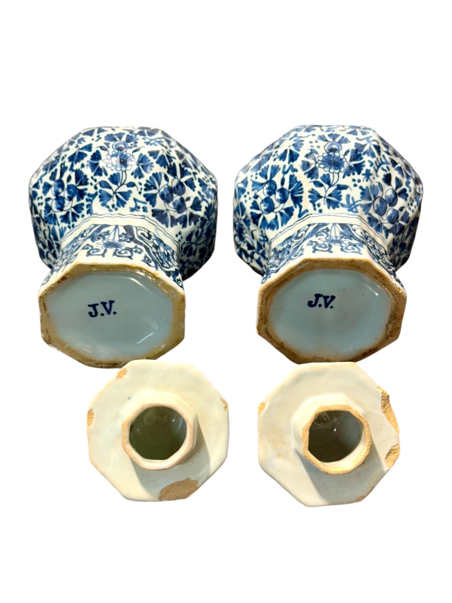 XIXe siècle Paire de vases octogonaux à couvercle en Delft bleu et blanc, marqués J.V. en vente