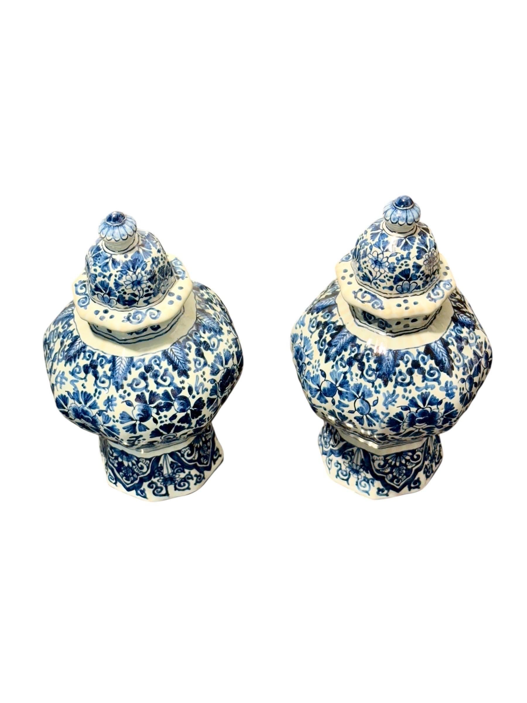 Faïence Paire de vases octogonaux à couvercle en Delft bleu et blanc, marqués J.V. en vente