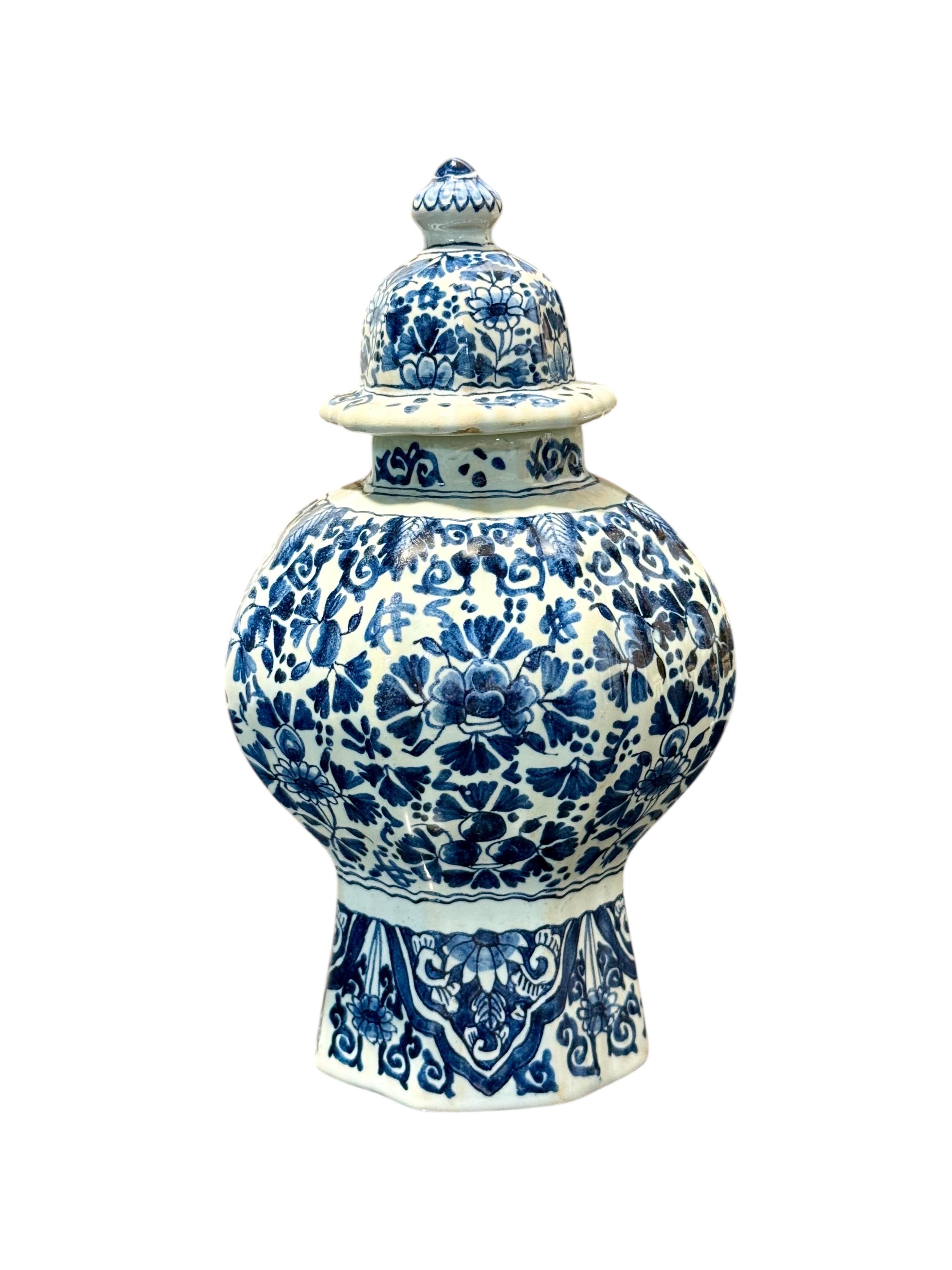 Paire de vases octogonaux à couvercle en Delft bleu et blanc, marqués J.V. en vente 1