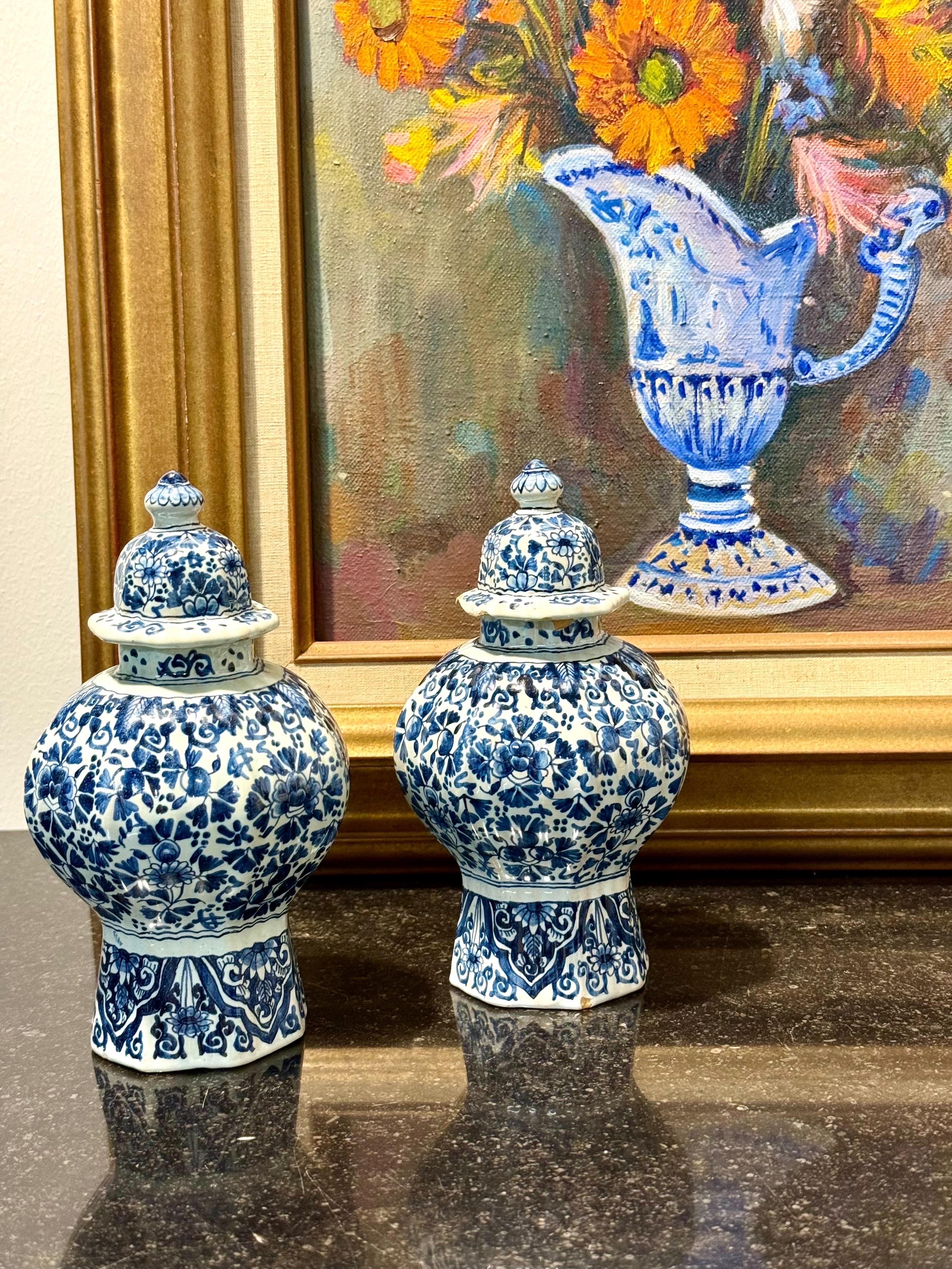 Paire de vases octogonaux à couvercle en Delft bleu et blanc, marqués J.V. en vente 2