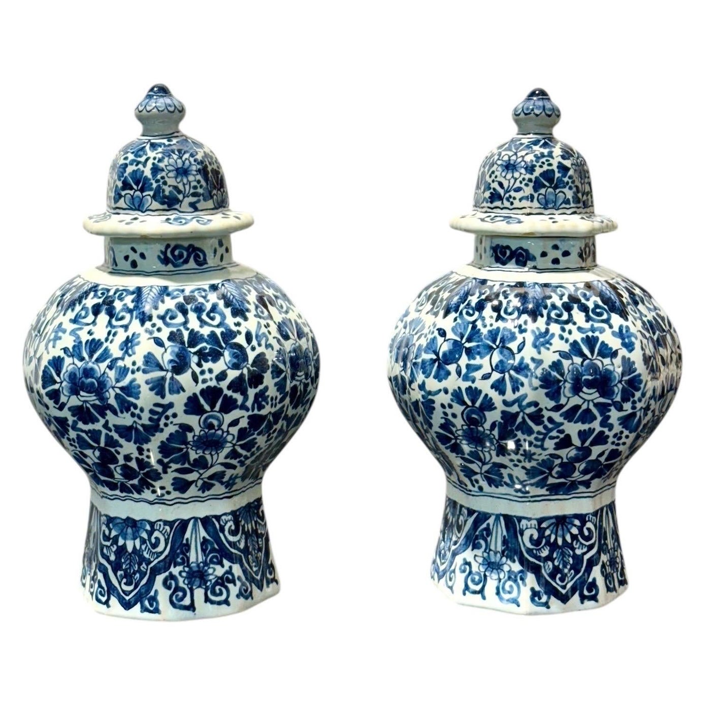 Paire de vases octogonaux à couvercle en Delft bleu et blanc, marqués J.V. en vente