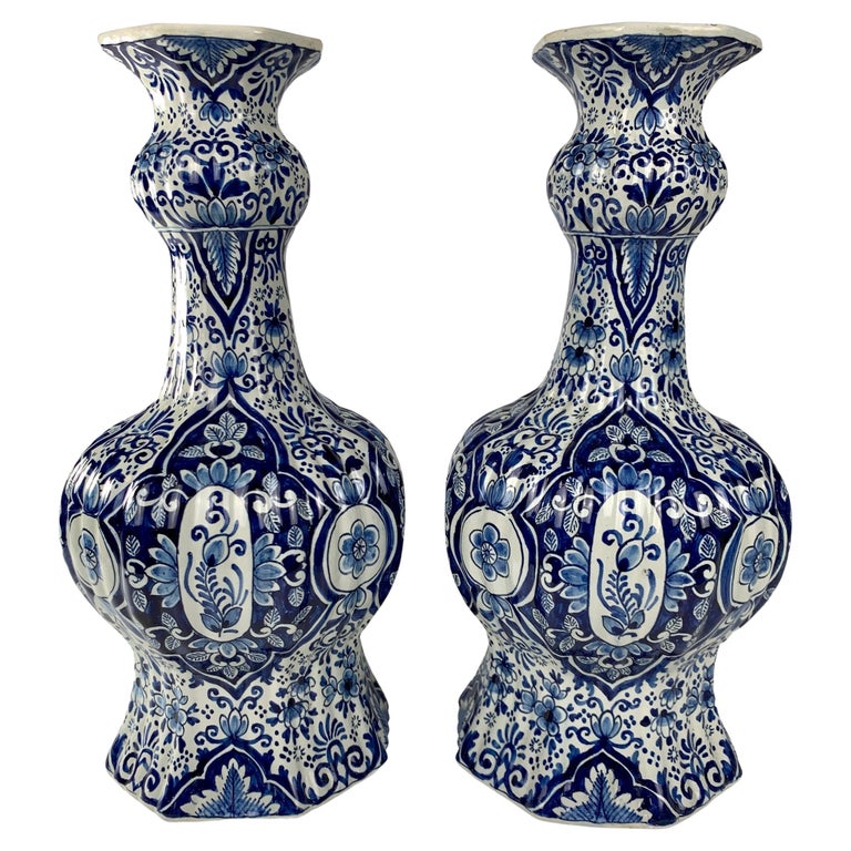Paire de vases de Delft bleus et blancs En vente sur 1stDibs