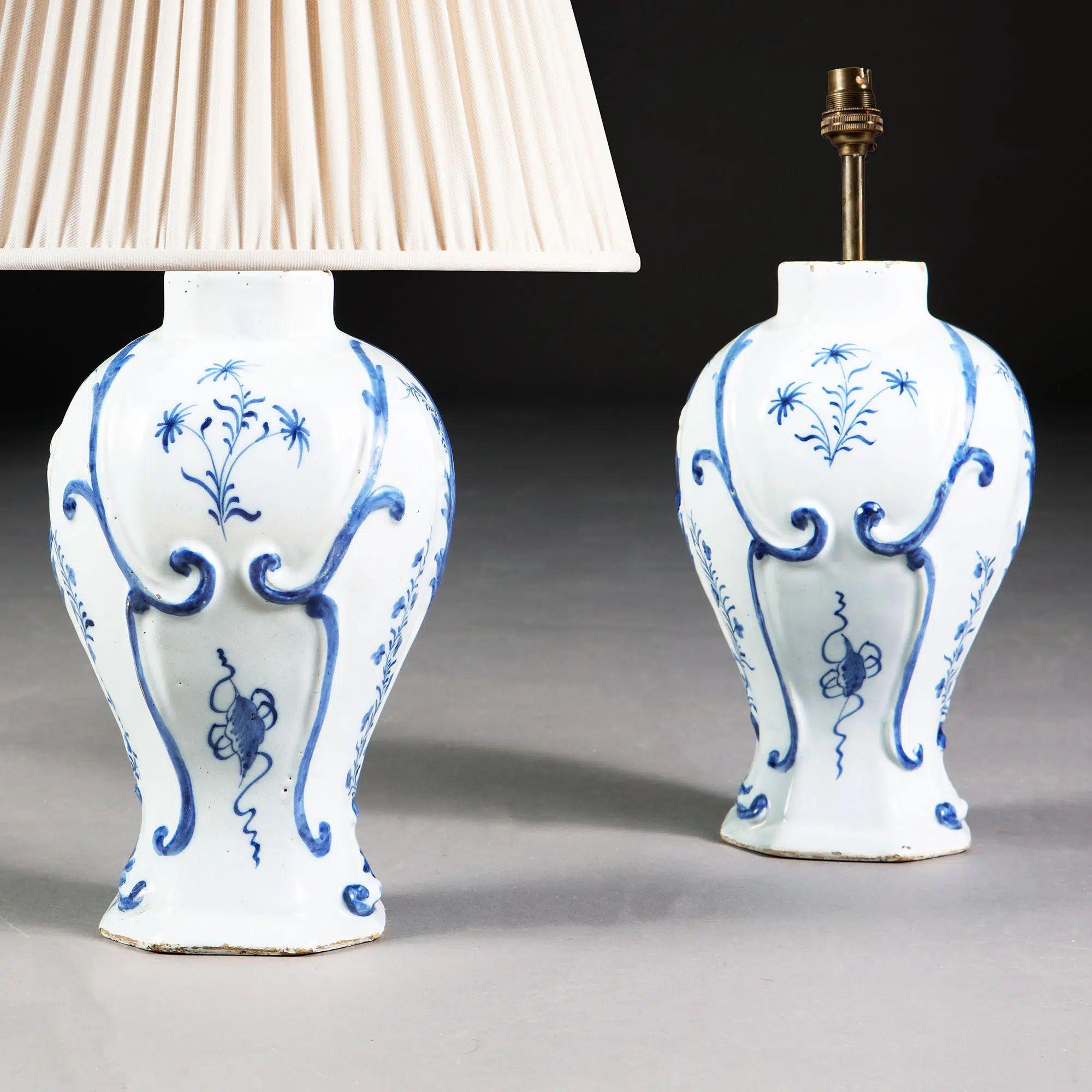 Paire de vases de Delft bleu et blanc du 18e siècle montés en lampes de table

Charmante paire de vases Delft bleu cobalt et blanc du milieu du XVIIIe siècle, décorés de scènes de plantes et de fleurs ornementales dans des bordures rococo. Les dos