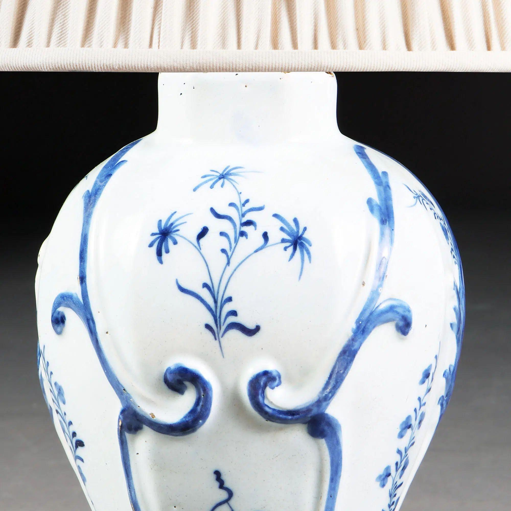 Rococo Paire de vases bleus et blancs de Delft montés en lampes de table, XVIIIe siècle en vente