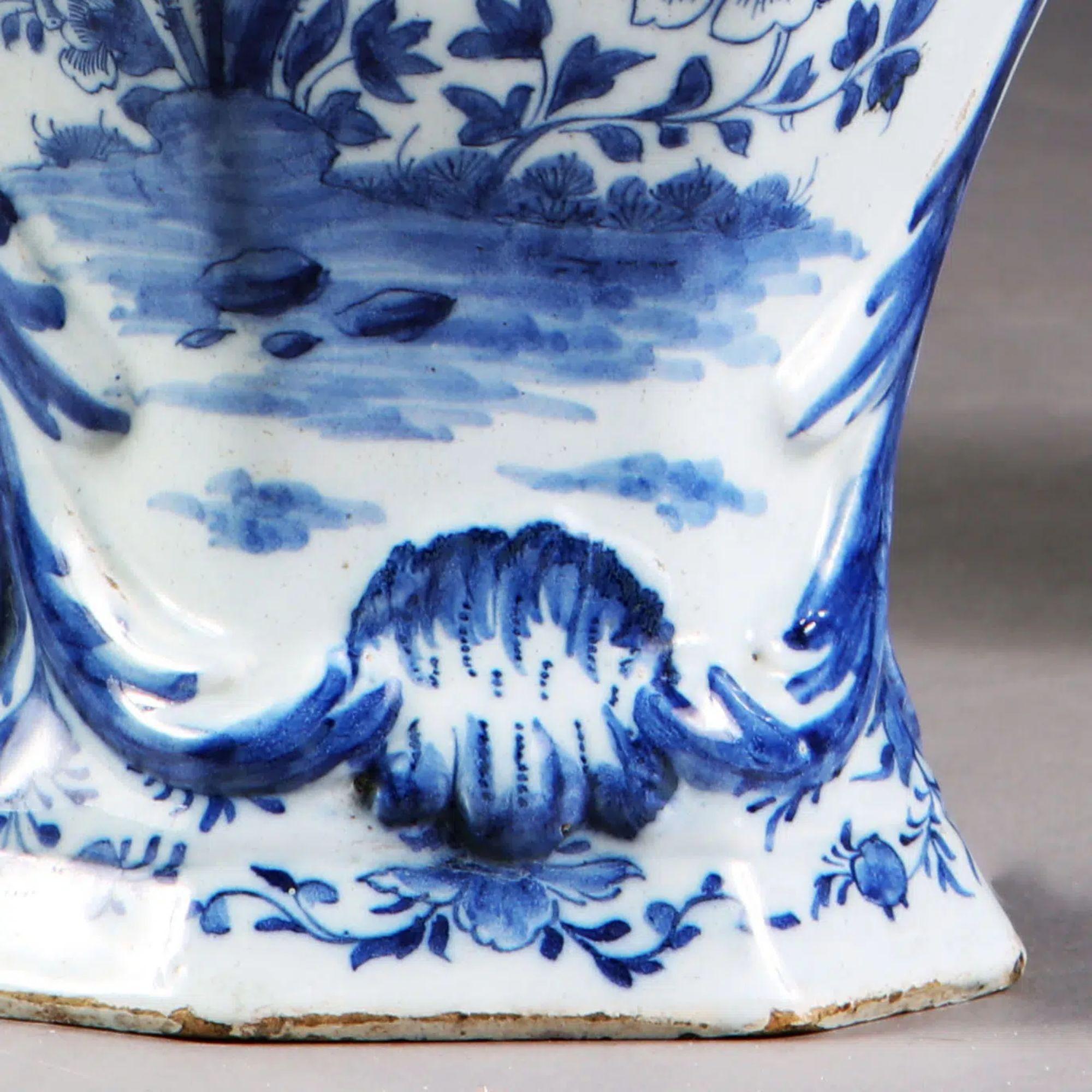 Néerlandais Paire de vases bleus et blancs de Delft montés en lampes de table, XVIIIe siècle en vente