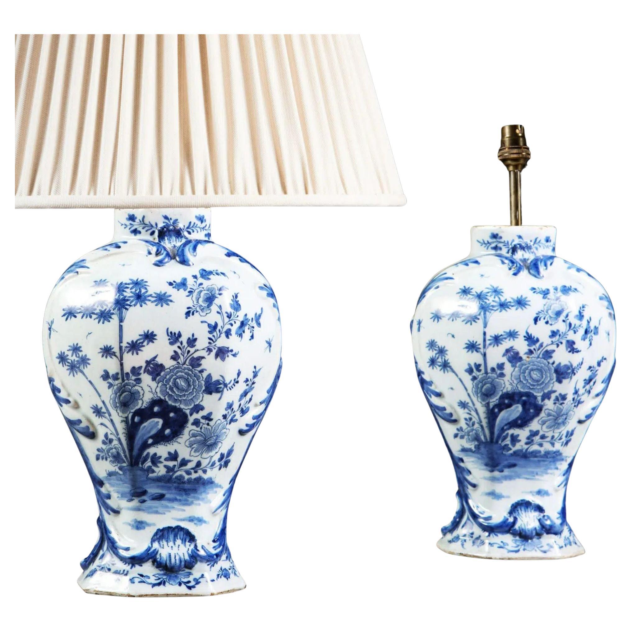 Paire de vases bleus et blancs de Delft montés en lampes de table, XVIIIe siècle