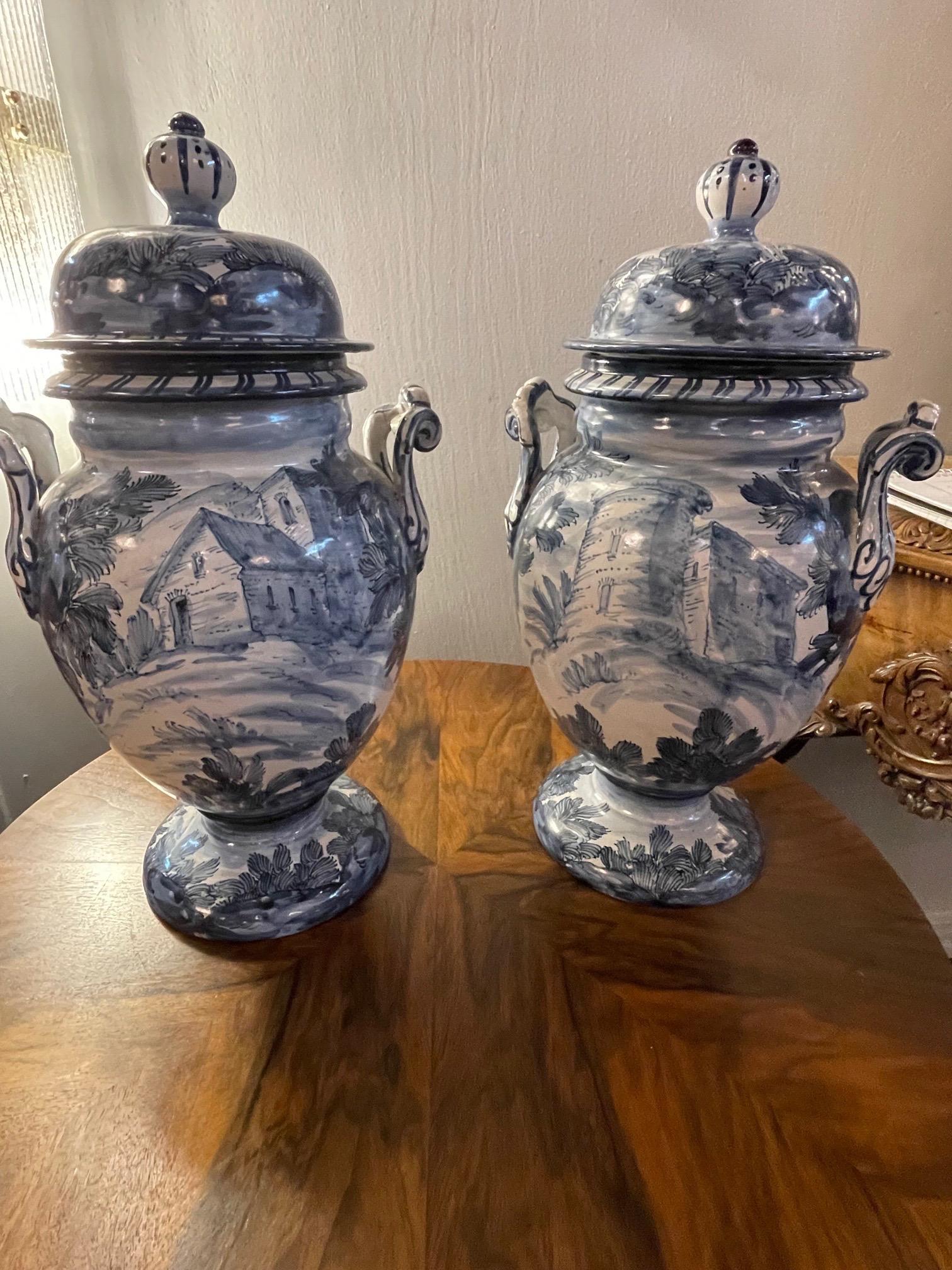 Coppia di urne con coperchio in maiolica blu e bianco in vendita 2