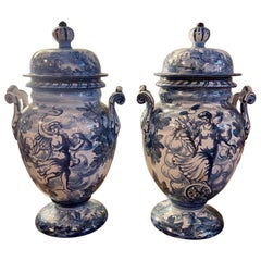 Pareja de urnas con tapa de loza vidriada azul y blanca