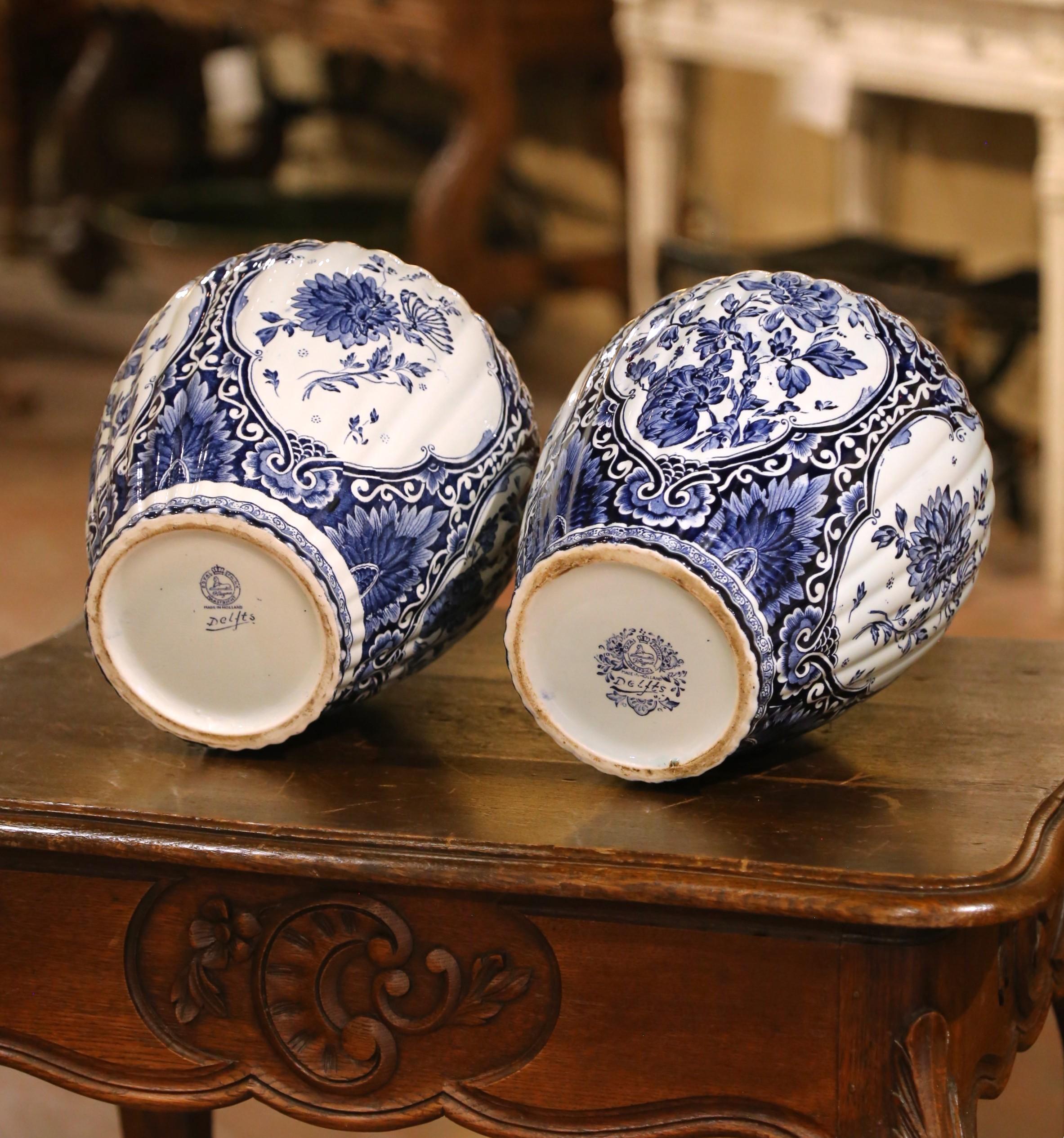 Coppia di barattoli di zenzero Royal Delft in faience blu e bianco con coperchio a forma di cane da caccia in vendita 3
