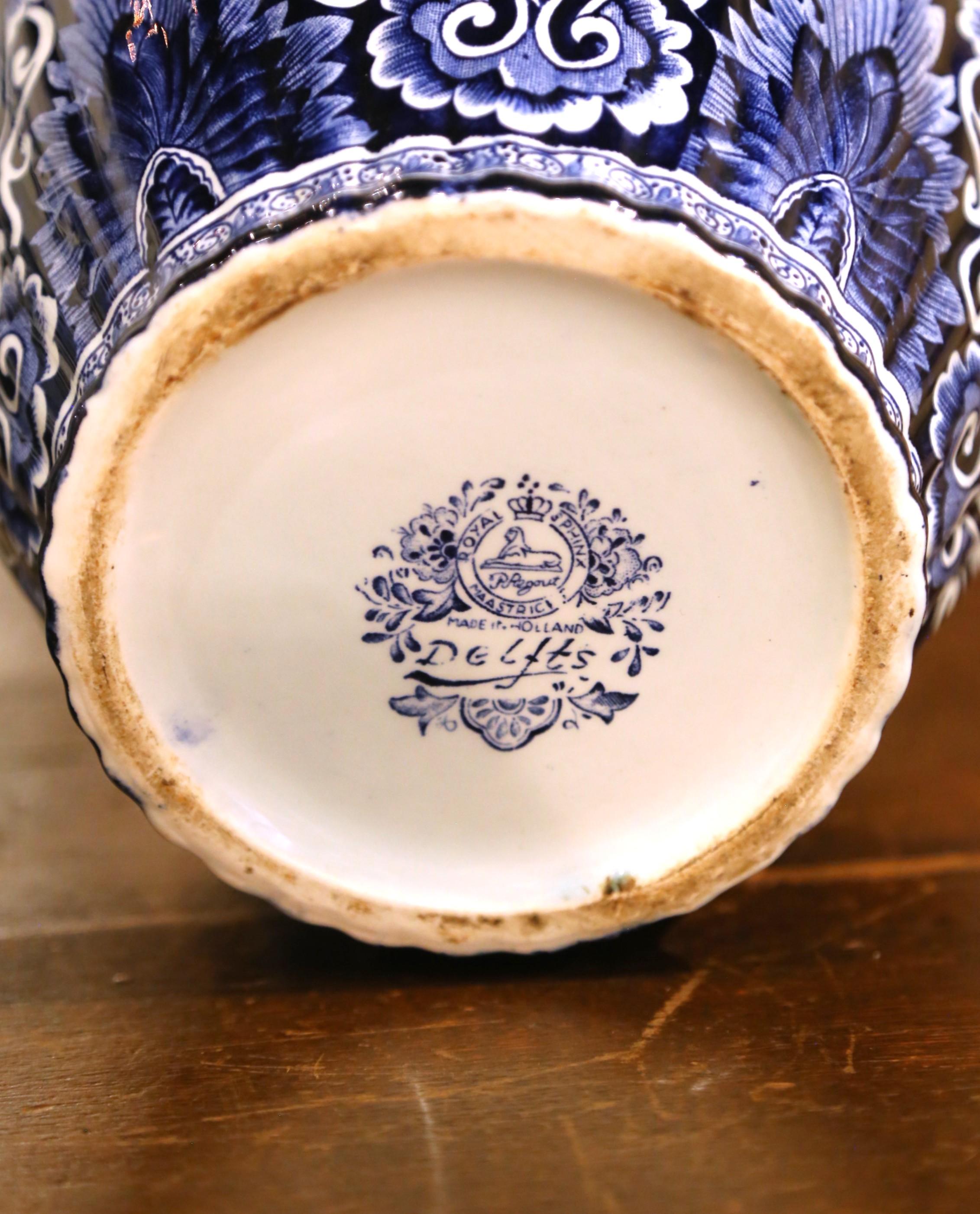 Coppia di barattoli di zenzero Royal Delft in faience blu e bianco con coperchio a forma di cane da caccia in vendita 4