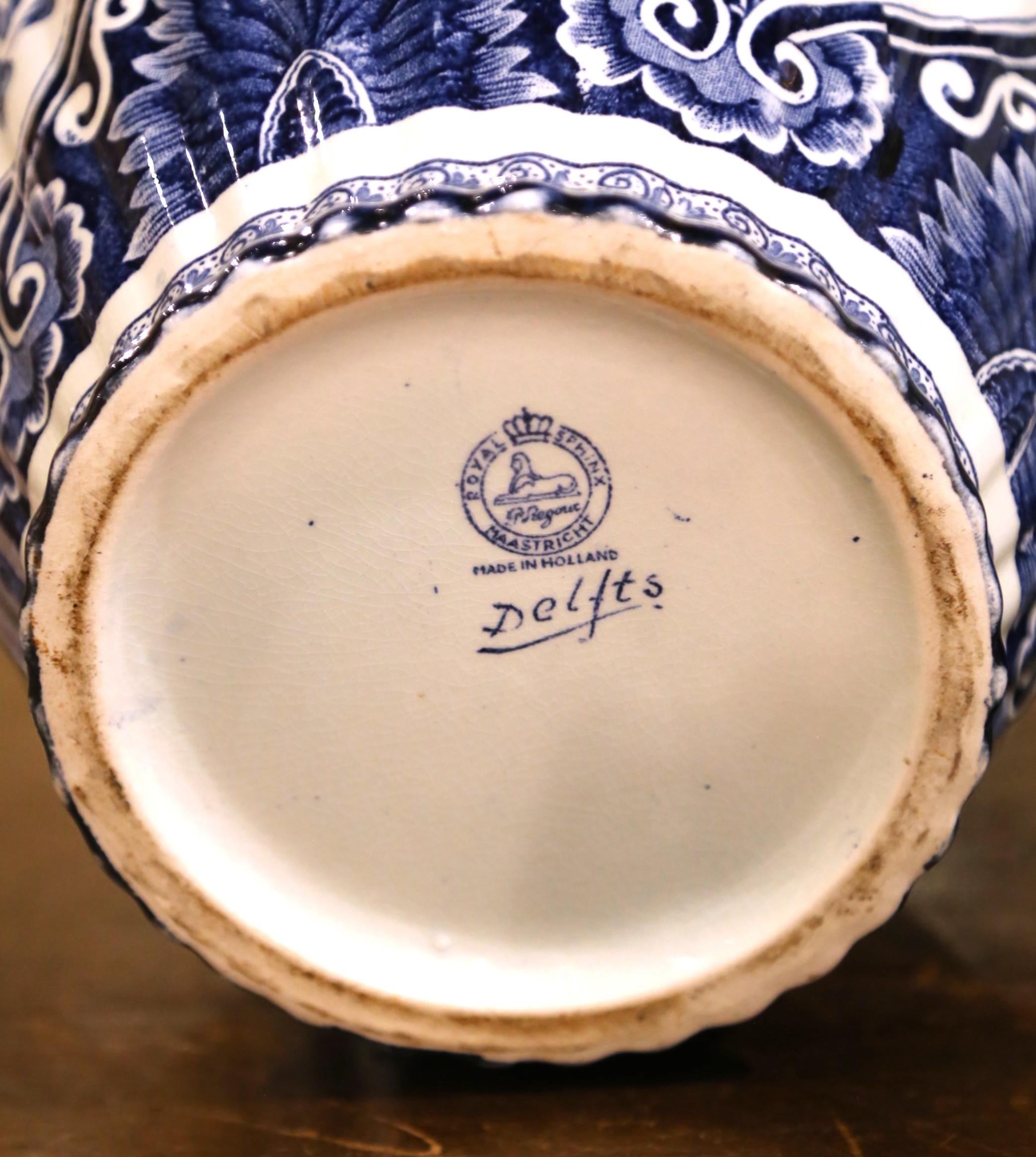 Coppia di barattoli di zenzero Royal Delft in faience blu e bianco con coperchio a forma di cane da caccia in vendita 5