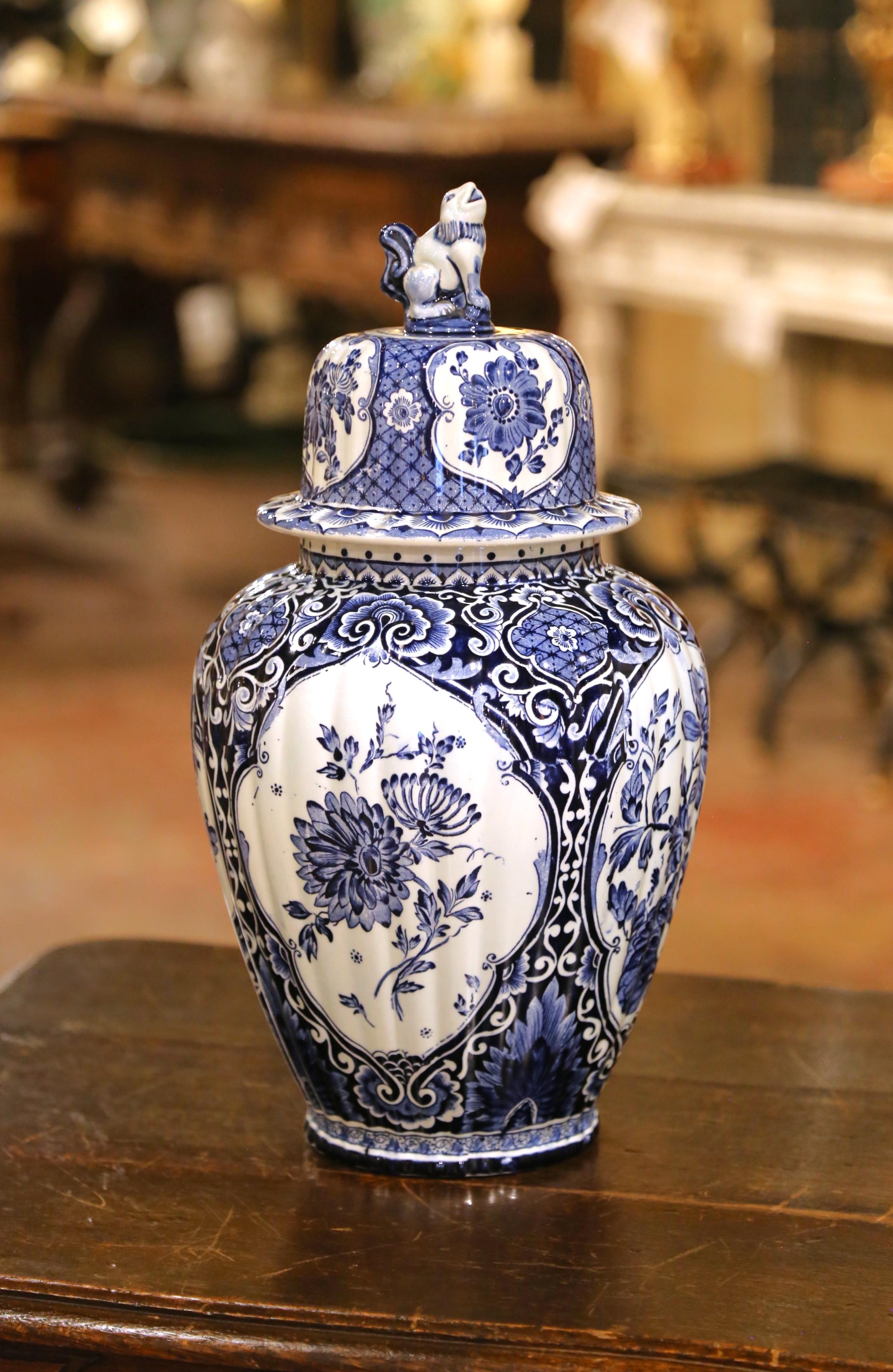 Olandese Coppia di barattoli di zenzero Royal Delft in faience blu e bianco con coperchio a forma di cane da caccia in vendita