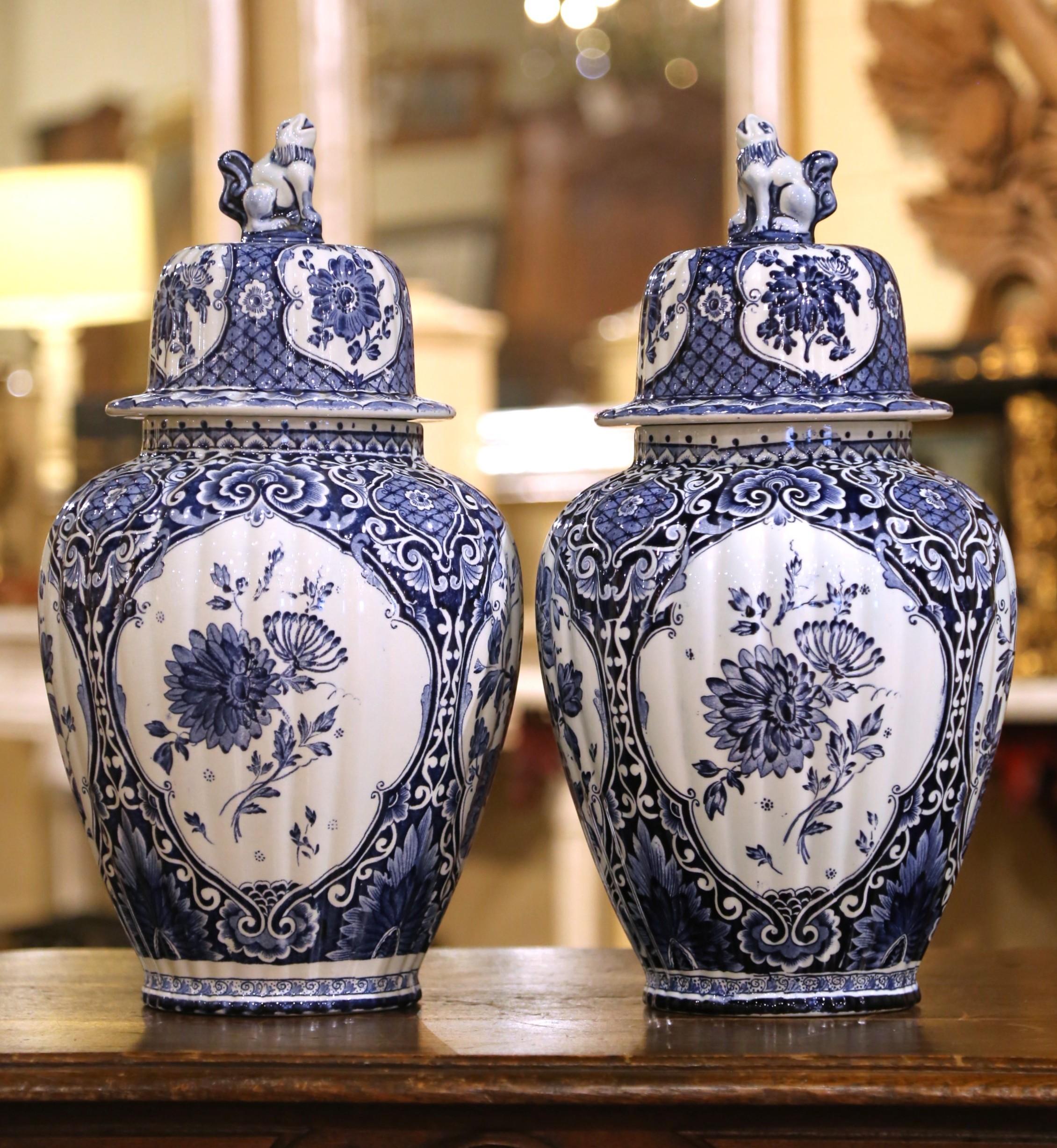Fatto a mano Coppia di barattoli di zenzero Royal Delft in faience blu e bianco con coperchio a forma di cane da caccia in vendita