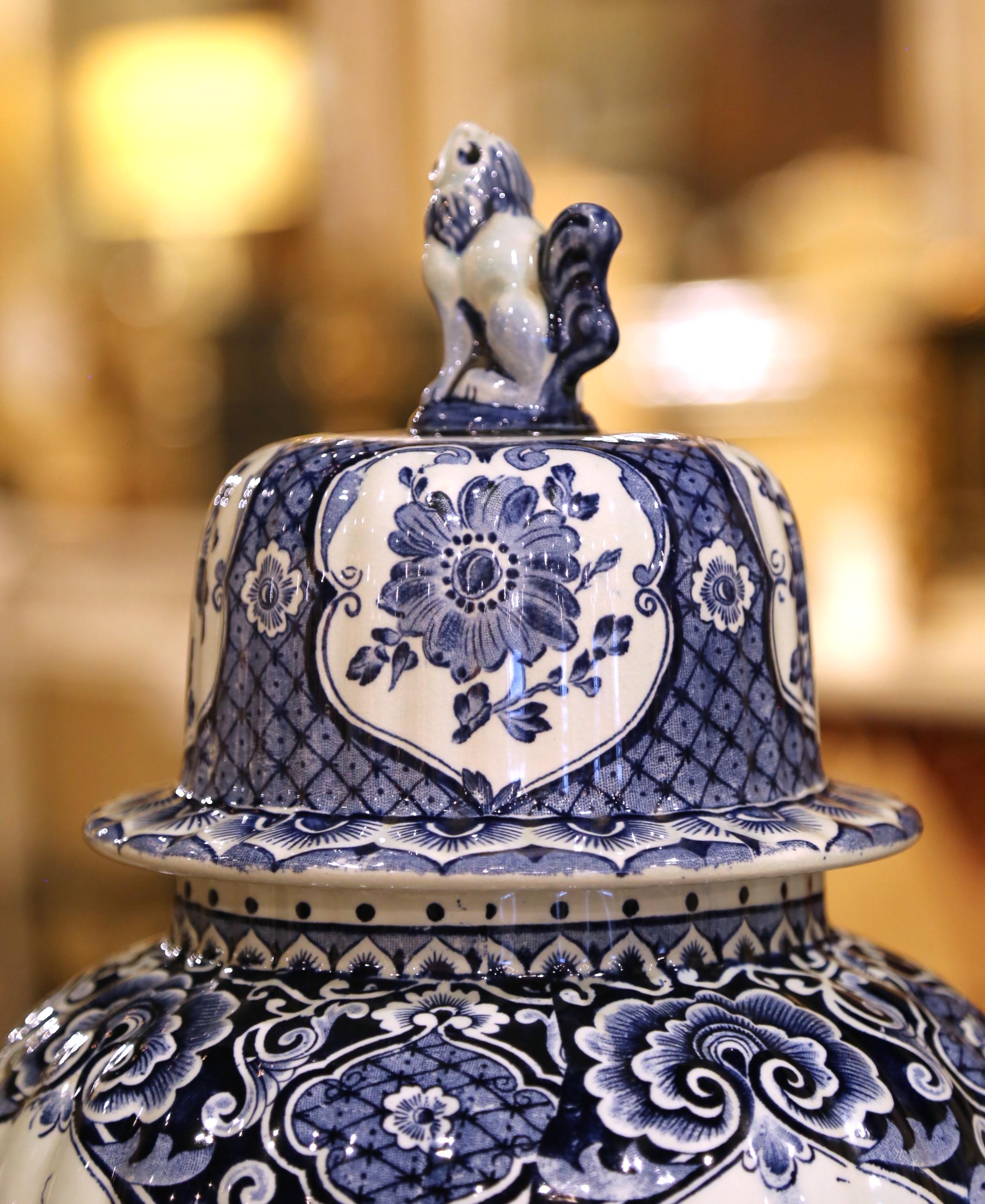 Coppia di barattoli di zenzero Royal Delft in faience blu e bianco con coperchio a forma di cane da caccia In condizioni ottime in vendita a Dallas, TX