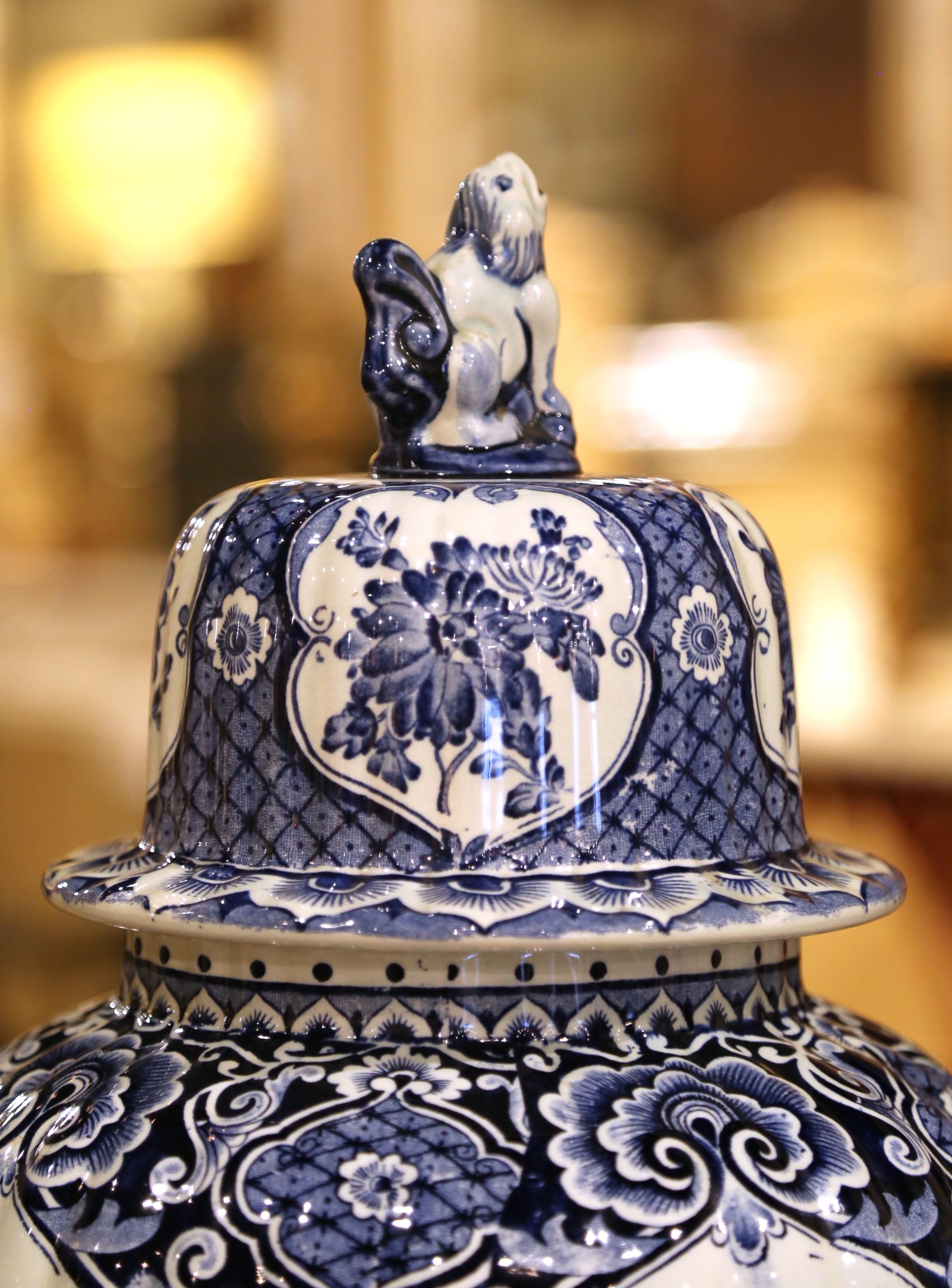 XX secolo Coppia di barattoli di zenzero Royal Delft in faience blu e bianco con coperchio a forma di cane da caccia in vendita