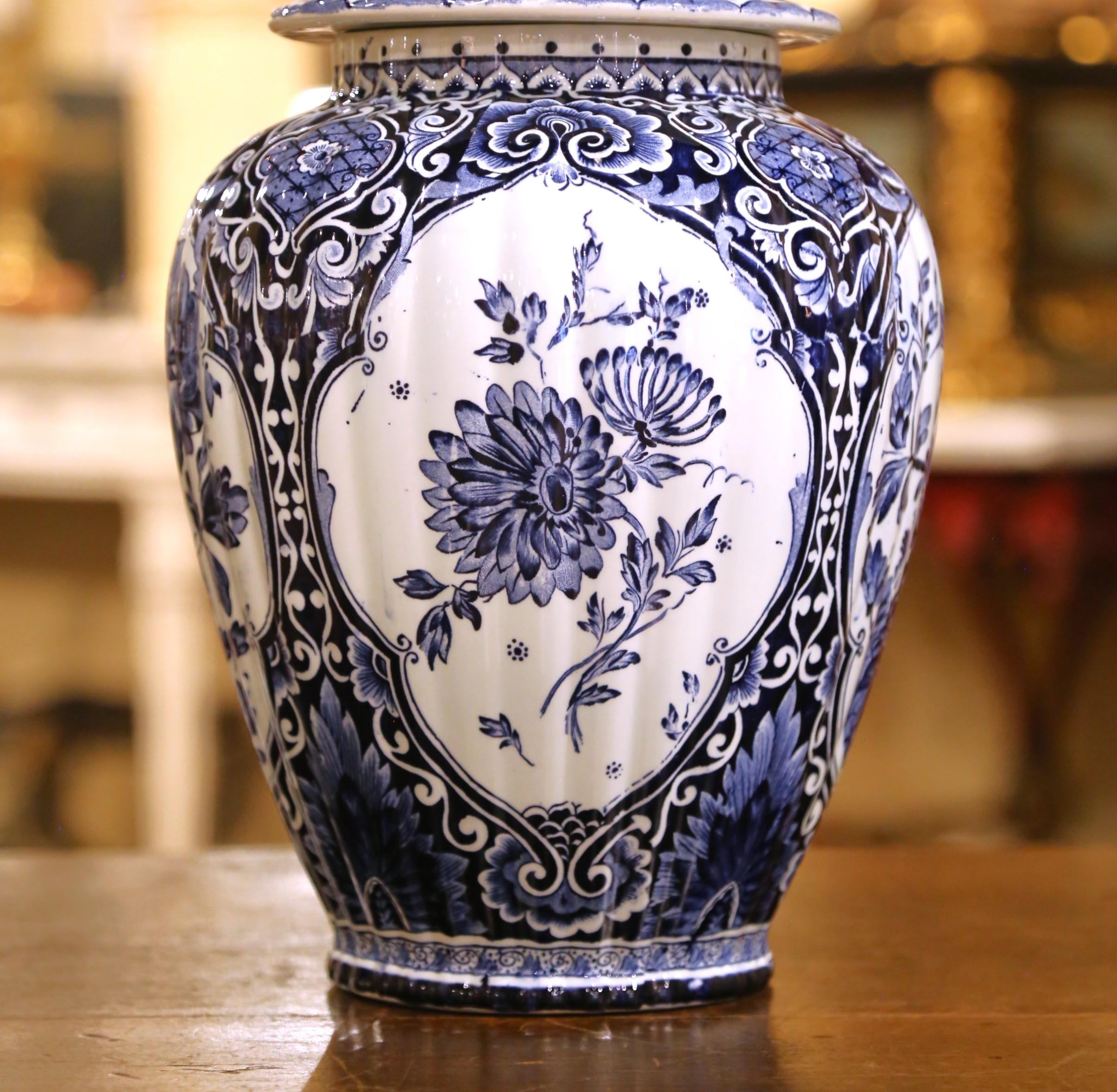Ceramica Coppia di barattoli di zenzero Royal Delft in faience blu e bianco con coperchio a forma di cane da caccia in vendita