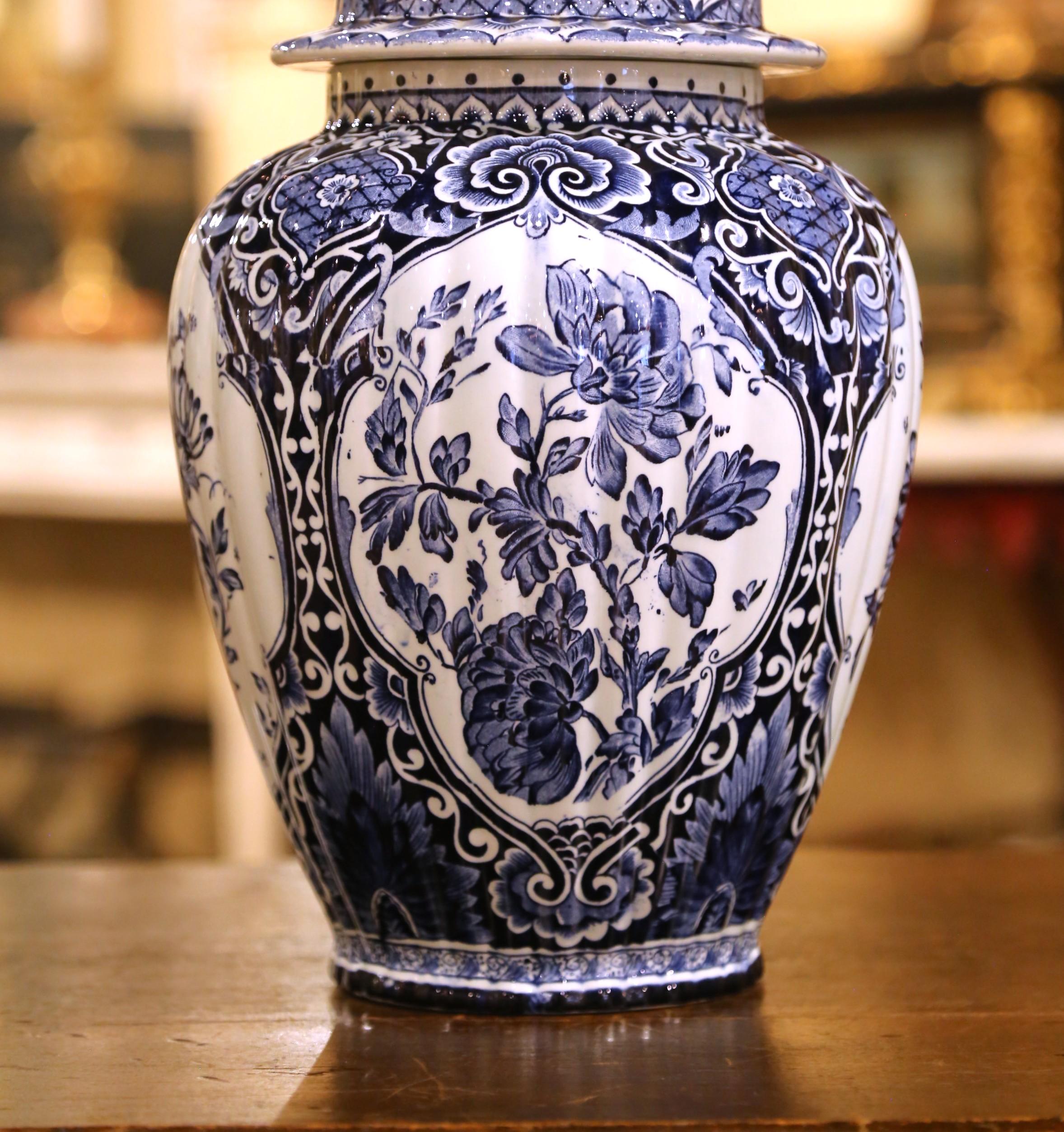 Coppia di barattoli di zenzero Royal Delft in faience blu e bianco con coperchio a forma di cane da caccia in vendita 1
